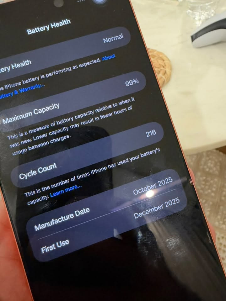 ايفون  17 pro max ذاكرة  512 eSIM شريحة إلكترونية بطارية ٩٩ مليونين و٥٠ الف جهاز كلش نظيف 
 ***********

نص مكتوب في الصور:
- Battery Health Normal 99% Maximum Capacity 216 Cycle Count October 2025 Manufacture Date December 2025 First Use