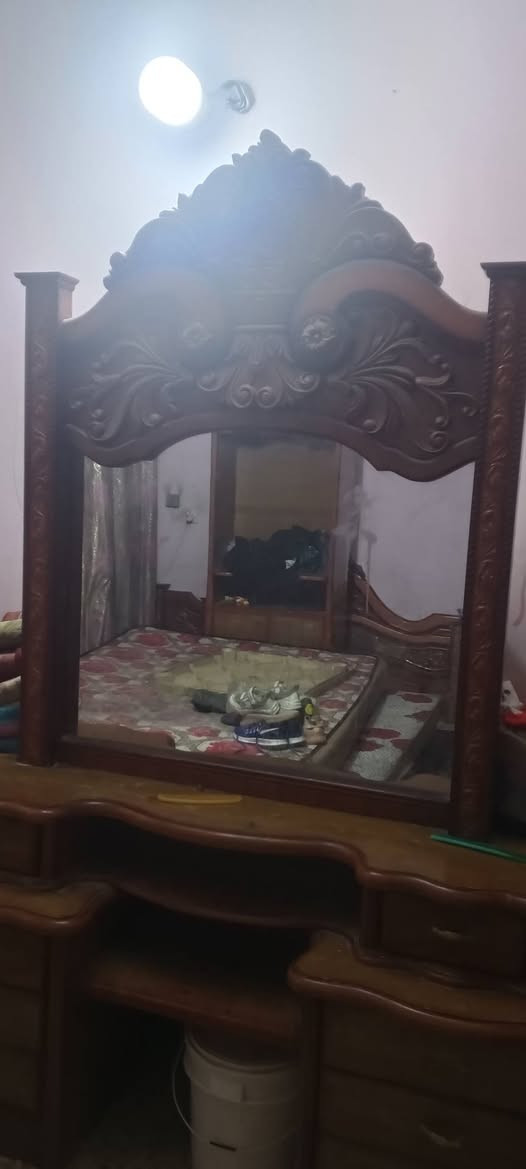 للبيع مكاني جسر ديالى غرفه عراقيه 6قطع نضيفه  السعر 350 وبيها مجال ***********
