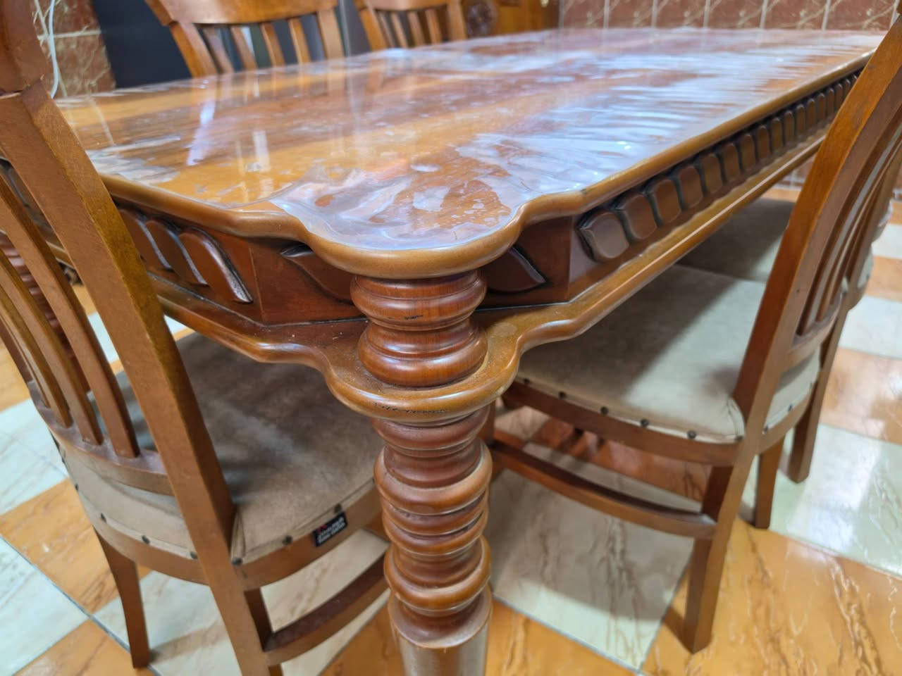 ميز طعام مع 5 كراسي (الطول 160cm) (العرض 90cm) خشب MDF أصلي (سعره الأصلي مليون و 500 ألف دينار) 
ما بي خدش لأن ما عدنا أطفال
معروض ب 500 ألف دينار
العنوان كربلاء للتواصل *********** أو ***********
