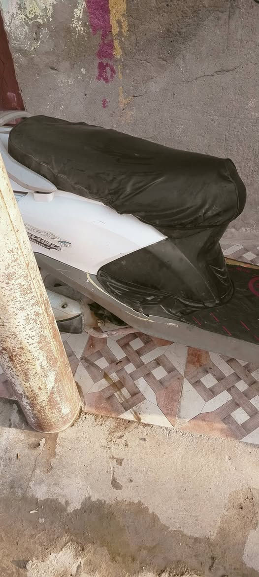 السلام عليكم سبيسي للبيع نضيف مجفته جديد عنوان المفرق شارع السايدين قرب جامع الحاج ناصر هاتف ***********
