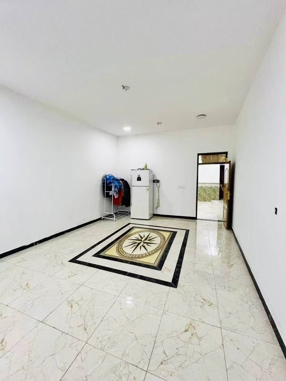 دار للبيع كوت حي الحكيم شارع بيت عطوف قريب ع شارع العماره مساحه 230متر بناء طابوك سكف صب مرقم من قبل قسم بلدي حي الحكيم خدمات ماء كهرباء مدارس مجاري البيت يحتوي على 
غرفتين نوم+صاله+مطبخ+استقبال+مجمع صحيات داخليه وخارجيه +كراج+حديقه سعر البيت 55 وقابل للتفاوض ،البيت بأسمي للاتصال واستفسار ***********
