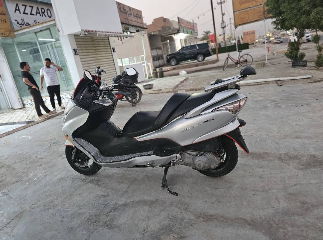 السلام علیکم 
دراجة فورزه mf08 كريستال 
 دراجة عمية بلاد شلعة ومعدل خير من الله 
 رون واحد ونص و ستاند حساس و عليهة منضومة زنون عالي ناصي +mb3 + فيدراليات  + مصدات هواء + سبايدر 
و مي راديتر الاصلي 
رباعية وكهربائيات كلها شغالة حتى مصباح الجنطة
.. 
وياها منفيس فقط وبصمة وحدة 
دراجة خير من الله، المهتم يتصل او واتساب 
*********** 
المكان ديالى خان بني سعد /سـ 950ـعر  وبيها مجال قليل
