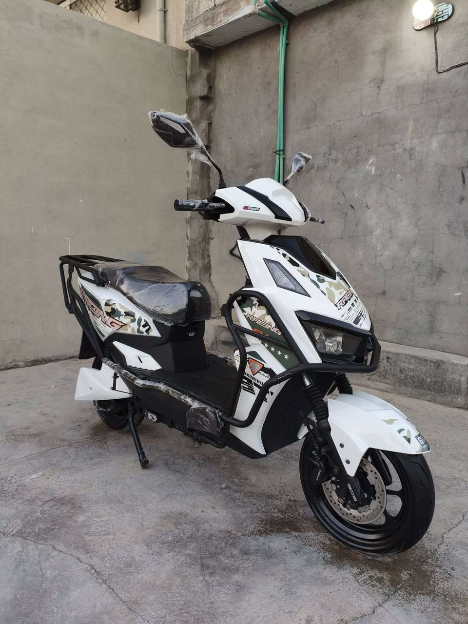 دراجه شحن
موديل 2025
6بطاريه 
ملف 3000
تشغيل عن بعد 
نضام بارك 
نضام رجوع خلف 
3نمر 
سرعه فول حقيقي 🔥
شلعه🔥
هورن 
لايت عالي ناصي 
دراجه جديد جدآ بعده بل جيس 
سعر 750بي مجال
ديالى جلولاء 
***********
