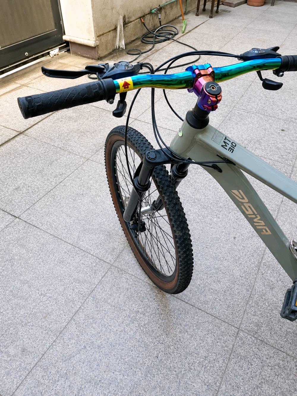 النوع: Mountain Bike رياضية
الموديل: MT310
السرعات: 21 سرعة (3 أمامي × 7 خلفي)
الفرامل: ديسك أمامي وخلفي
التعليق: مساعد أمامي
الإطارات: MTB للشارع والطرق الوعرة
تبديل السرعات: أمامي وخلفي
المقود: ملون بتصميم قوس قزح
الإضافات: حامل قنينة + ستاند جانبي
اللون: رمادي/أبيض
الحالة: مستعملة، نظيفة، مابدل بيه شي فقط چوب

السعر :175 ألف( وبي مجال هواي لأن مستعجل عليه) 

المنطقى : بغداد الدورة 

للتواصل : ***********
شنو قياس الدراجة بالضبط؟ (26 أو 27.5 أو 29) حتى يكون واضح للمشتري: 
26
الماكينة بيها أي عيوب أو تحتاج صيانة حالياً لو شغلتها سليمة؟: 
سليمة
تريد أذكر إذا السعر قابل للمساومة بشكل بسيط أو مستعجل على البيع؟: 
مستعجل على البيع وبين مجال هواي
التسليم بس ببغداد/الدورة لو تكدر توصل لمكان ثاني داخل بغداد؟: 
التسليم بغداد الدورة واكدر للبوعيثة
تقبل تجربة قبل الشراء أو فحص من المشتري؟: 
نعم جميع أنواع التجارب والفحص بدون أي خجل