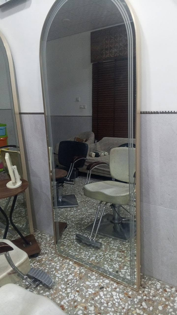 كراسي مع مرايات للبيع لعد اربع كراسي واربع مراية نضيفات للبيع تواصل على رقم *********** الخالص
