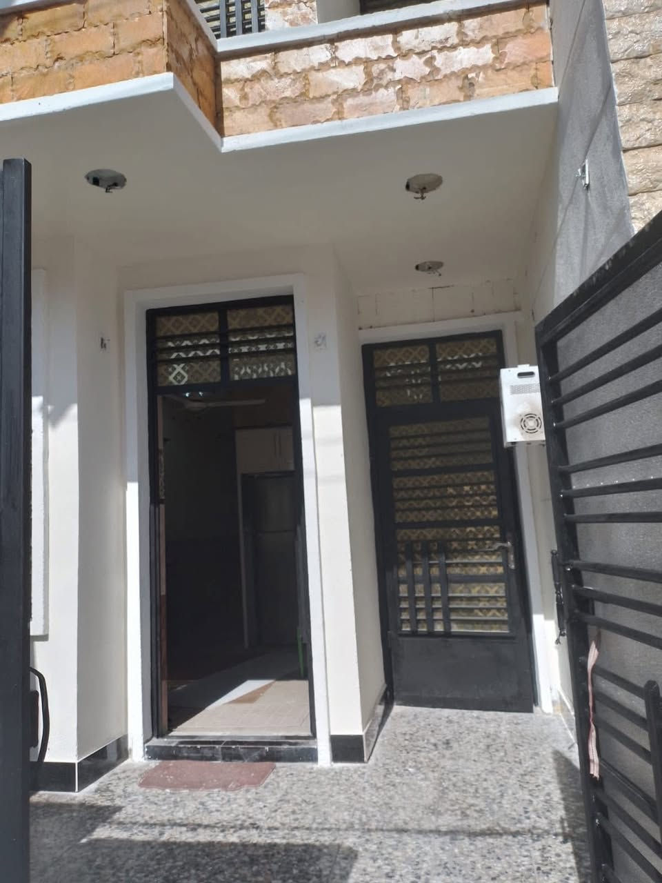 الدار للبيع 🏠 حائط مستقل بناء سنة2022

المساحة 112 م 

الواجهة 5 م

النزال 22 م

(مدخلين) 5 غرف نوم 👌👌👌

الموقع الشعب شارع الاسواق المركزية التجار 🛤️

يحتوي الطابق الارضي على كراج صغير وخدمات خارجية ومغسلة واستقبال ومطبخ معزول حار وبارد ومنور وخدمات وغرفة نوم 

ويحتوي الطابق الثاني على ثلاث غرف نوم وخدمات 

ويحتوي الطابق الثالث على غرفة نوم وبيتونة كبيرة🌦️وسطح

السعر 300 مليون وبي مجال 

للاستفسار اكثر يرجى الاتصال على الرقم التالي متواجد هذا الرقم على (الواتس اب والفايبر والماسنجر (***********))

او الاتصال على الرقم التالي ***********

او زيارة مكتب تبارك للعقار والمقاولات الكائن في شارع الاسواق المركزية قرب مطعم ميامي
