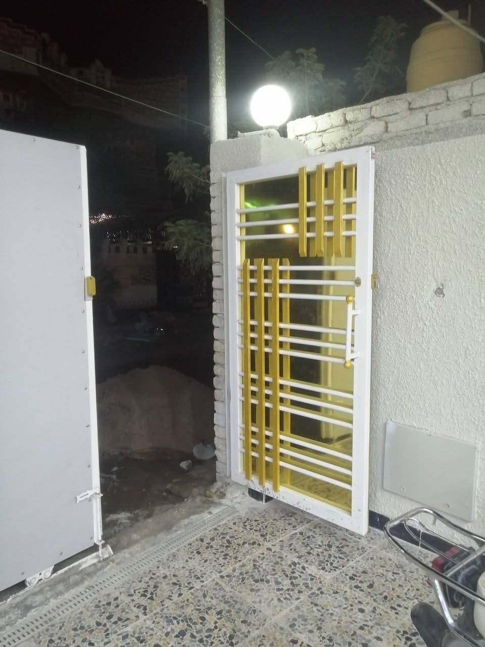 دار للبيع المساحة الكلية ٢٠٠ متر طابو صرف
رقم القطعه ٤١١ ثالث قطعه عن الركن الخارطة حلوه ومرتبه
موقع البيت حلو كوت حي الجامعه خلف العماره الحمره
بناء ٢٠٢٣ نظيف جدآ طابوق بدره
كهربائيات  بوري والماء ومجاري درجه أوله شرط
ماء خطين تانكي عدد ٢ 
كاشي الحي معمل عمار الكبوشي معروف بالحي
الخارطه طابق واحد كامل فول وصاله كامله بالثاني وحمام  الخارطه غرفتين وصاله كبيره ومناور عدد ثنين ومطبخ والاستقبال وكراج ودرج دائري حمام عدد ٢ وحيات عدد ٢ واحد وحده من الغرف سويت خارطه فول
 شبابيك تسكام ثقيل
السعر ١٨٠
اذا اكو قطعه مساحه كبيره اراوس او قطعه ركن حسب القناعه كلمن وسعر ممكن اخذ فرق او انطي فرق  الإمكانات حي جامعه  فلاحيه  سياسين الموقع زين القوس الحشد خلف البانزين خانه
*********** 
***********
