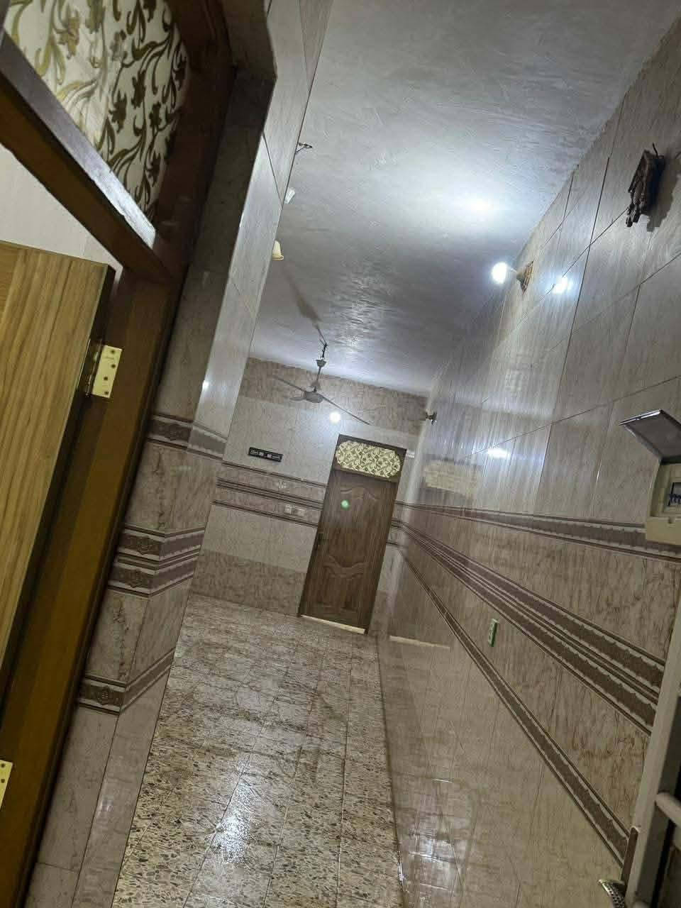 السلام عليكم
 بيت  #للأيجار بحي النداء  منطقة ٤٦
 مباشر بظهر شارع الستين
 المساحة ١٠٠ م يتكون غرفه واستقبال ومكشوفتين 
وحمامات اثنين خارج وداخل وصاله ومطبخ مفتوح وبيت فول ما ناقصه اي شي جديد وكله سيراميك ومكان قريب  وبيت كامل من كلشي وبيه خط مولده كامل وسخان وخزان
سعر الايجار 250 
 للأستفسار أكثر  ***********
