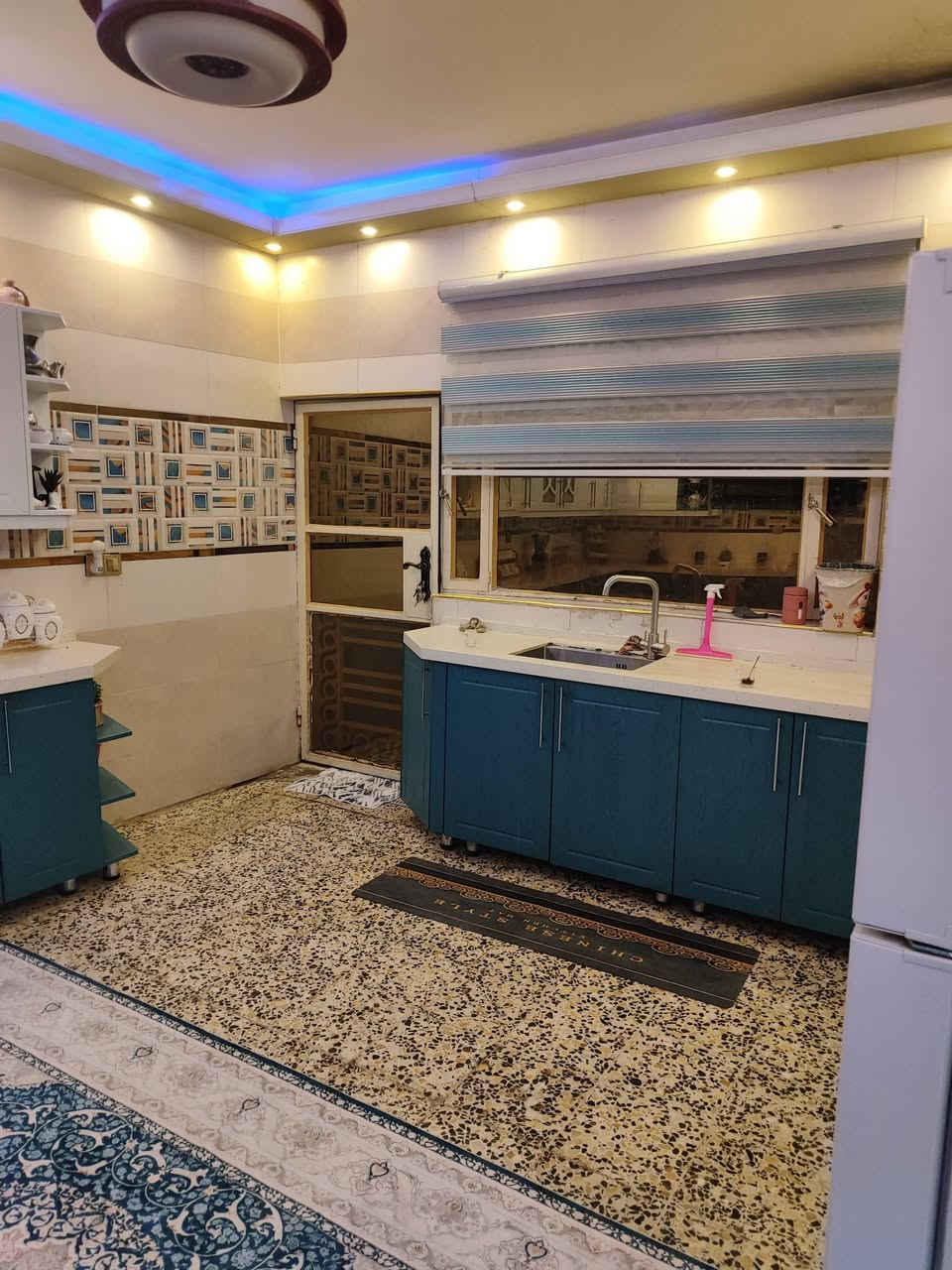 سلام عليكم بيت مساحة ٢٨٧ واقع حال طابقين 
زائد مشتمل معزول عن البيت غرفتين وصاله ومطبخ واستقبال وحمام عدد٤ ومناور عدد ٢ والطابق الثاني غرفتين وصاله زائد المشتمل يحتوي على غرفة وصاله ومطبخ بارد وحمام وبلكونة بناء درجة اولى الاتصال على صاحب الدار *********** / منطقة اللمحانية خلف مسبح الرافدين زراعي سند ٢٥
وخط آسيا *********** الارقام تحتوي على وأت ساب...  
ملاحظة... مع الاثاث كامل كاونتر مطبخ ايطالي درجة اولى سبالت عدد ٥ بلازما عدد ٣ ميز طعام 
تخم قنفات مع المفروشات باترينا عدد ١  ثلاجة هيتاشي جديدة غرفة ثلاجة نوم غرفة اطفال كاملة.. السعر على الخاص
