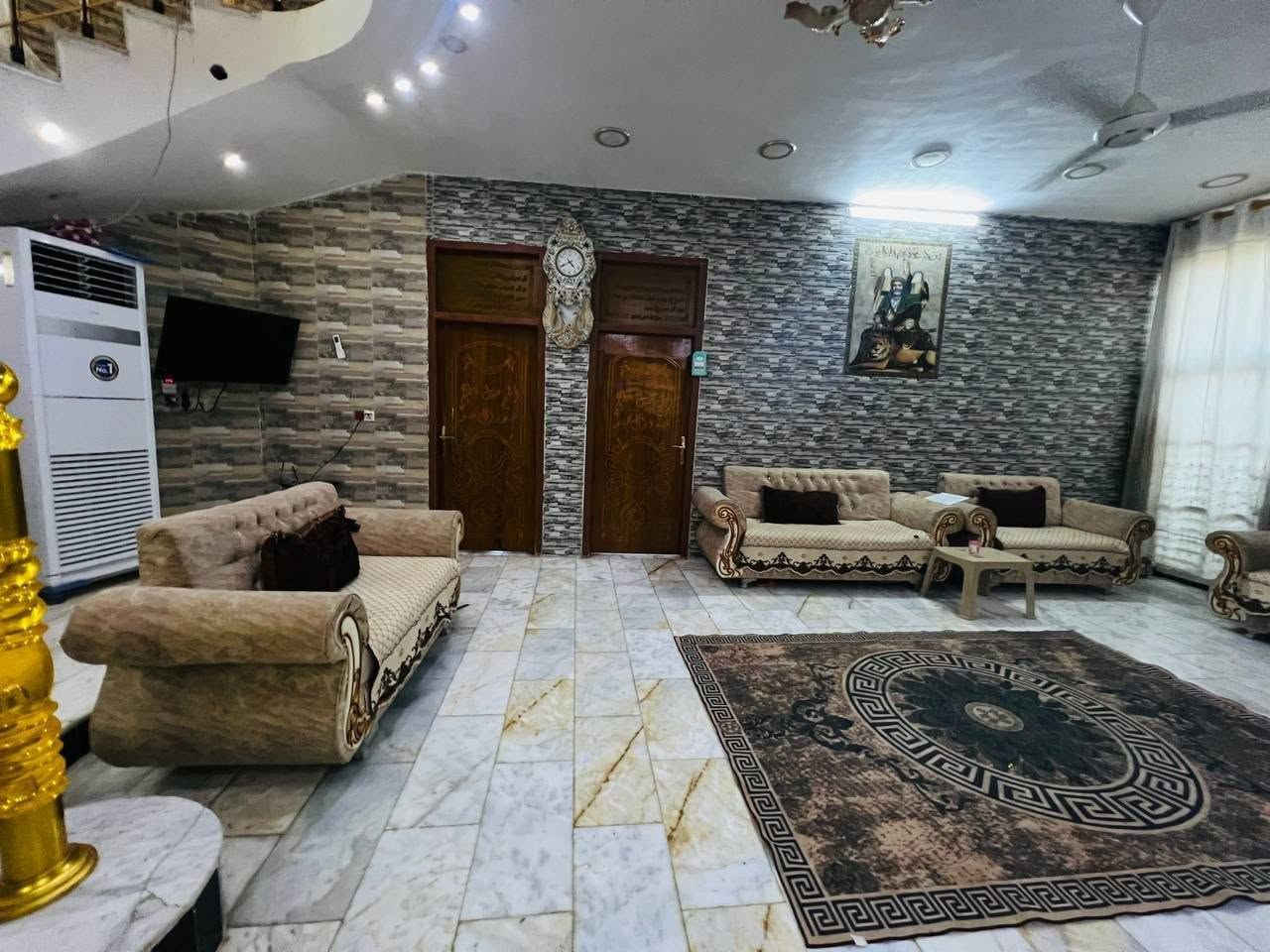 منزل البيع قرب ملعب الثيل ال11 قرب بنيه سيد سعد مساحه( 500) طابقين  يحتوي ع 10 غرف  من ضمن الاستقبال والمطبح الغرف نضام سويت +درج خارجي ودرج داخلي ..  يحتوي ع حديقه بمساحة 150 متر +صحيات خارجيه لاستفسار: ***********طابو صرف.. (ذي قار قضاء النصر )
