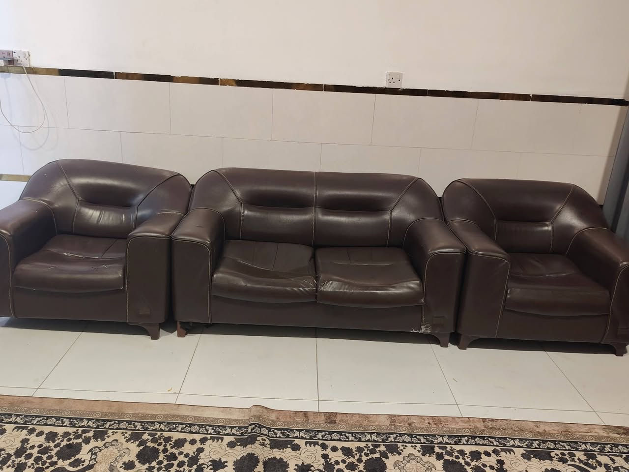 سلام عليكم ورحمة الله وبركاتة عندي كرويته ام نفر اوحد ثنين احد الكرويته ام نفر مكسوره رجله وعندي كرويته ام نفرين مكسوره الكعده مالته اذ حابين تواصل الرقم *********** والعنوان الشعب حي البساتين شارع احمد الوائلي  وسعر مناسب لجميع 75 الف لين كرويته جلد و مكتبي
