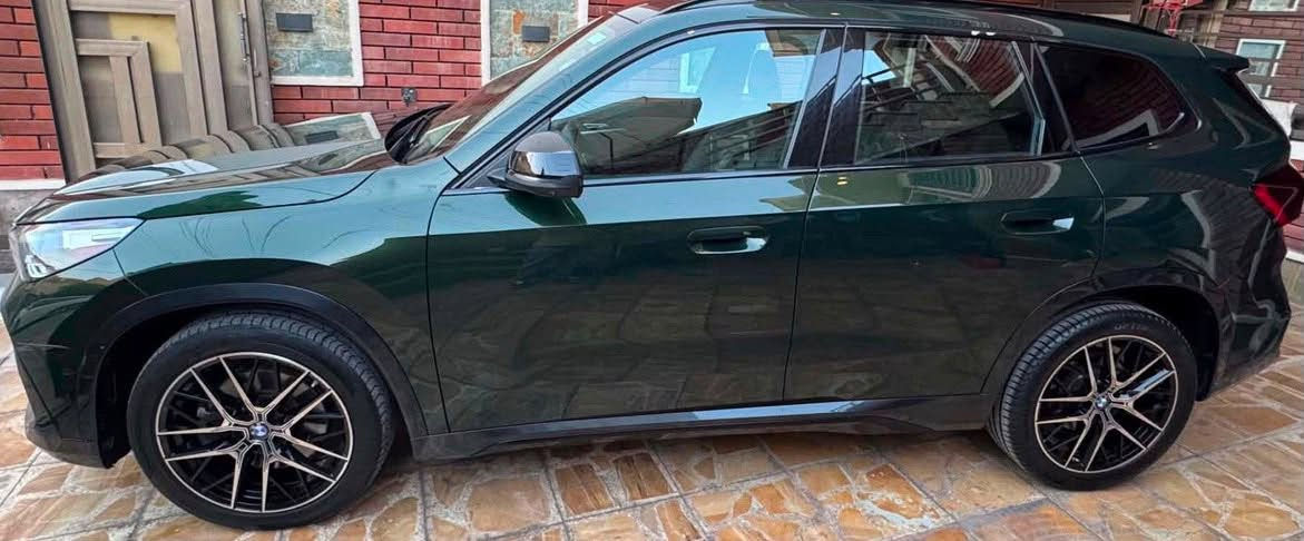 🔥 BMW X1 موديل 2023 موديل   | Full Option 🔥

🚘 BMW X1 2023 – xDrive AWD
🟢 لون Olive Green مميز ونادر
💰 السعر: 275 ورقة
📍 العنوان: بغداد – الشالجيه 

📞 ***********

📊 عداد المسافة: 63,000 ميل

✅ ضرر جانبي فقط – بدون ضرر بالدواخل
✅ جميع الـ Airbags سليمة
✅ رقم أربيل وباسمي شخصياً

سيارة فول مواصفات Full Option تجمع بين الفخامة، الأداء والتكنولوجيا:

• دفع رباعي xDrive AWD
• كامرات محيطية 360° Surround View Camera
• داتا شو Head-Up Display (HUD)
• سماعات Harman Kardon Premium Sound System
• صندوق كهربائي ذكي Electric Smart Tailgate
• إنارة محيطية Ambient Lighting
• إنارة ترحيبية مع شعار BMW Welcome Light / BMW Logo Projection
• شاشة وسطية Central Display
• عدادات رقمية Digital Cockpit
• Apple CarPlay & Android Auto
• دخول وتشغيل بدون مفتاح Comfort Access / Keyless Entry
• تشغيل زر Push Start
• حساسات أمامية وخلفية Parking Sensors
• مثبت سرعة Cruise Control
• تكييف ثنائي المناطق Dual-Zone Climate Control
• Electric Parking Brake + Auto Hold
• أنظمة قيادة متعددة Driving Modes
• مقود متعدد الوظائف Multi-Function Steering Wheel
• مرايا كهربائية Power Folding Mirrors
• إضاءة Full LED
• مقصورة وتشطيبات فاخرة Premium Interior
• والعديد من المواصفات الأخرى.

🔥 BMW X1… مواصفات عالية، لون مميز وحضور مختلف!

📞 ***********
