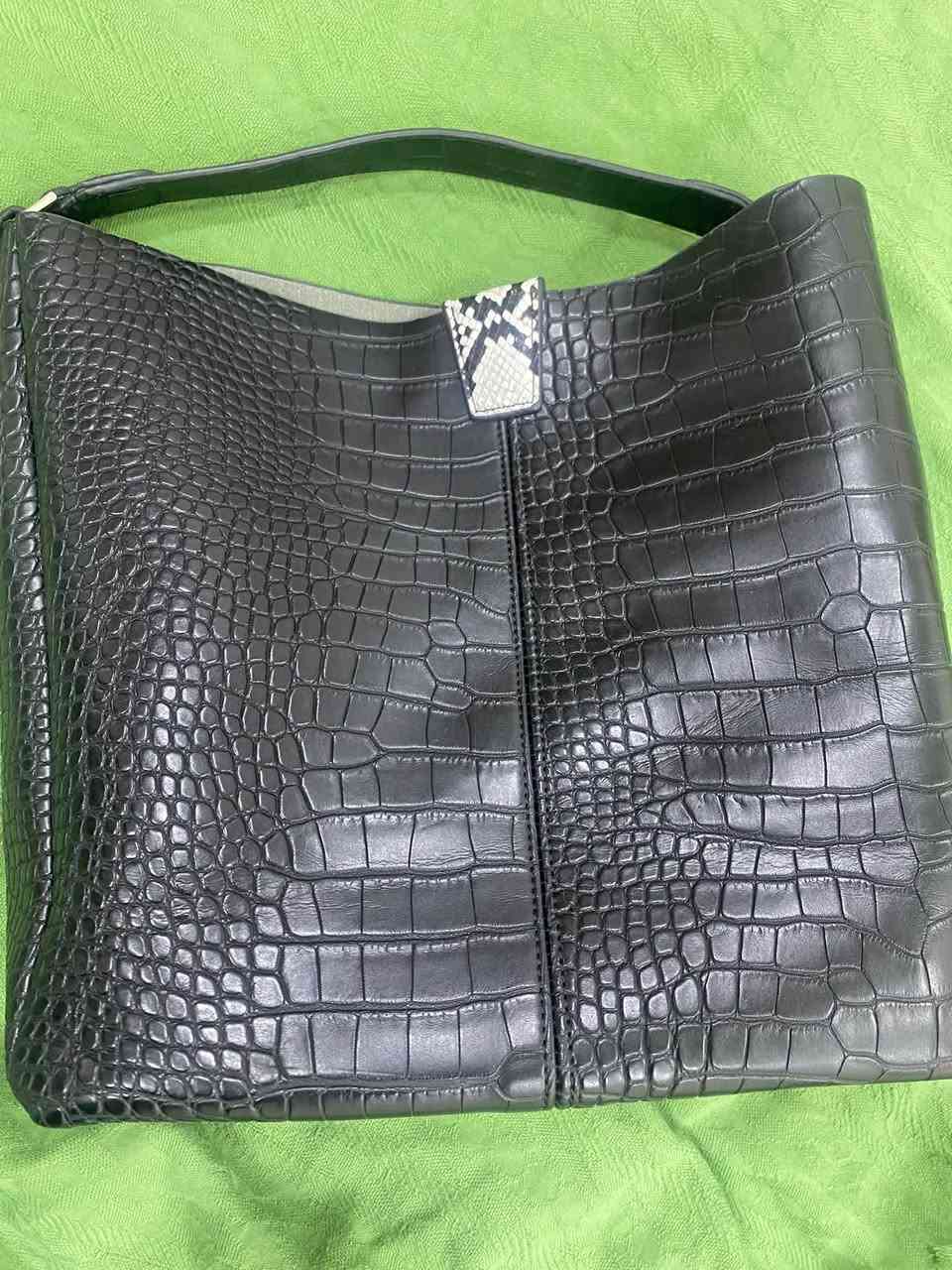 جنط للبيع اسعار مناسبه يوجد توصيل

نص مكتوب في الصور:
- جنطه صغيره
- السعر ٢ الاف
- جنطه سعرها ٣ الاف