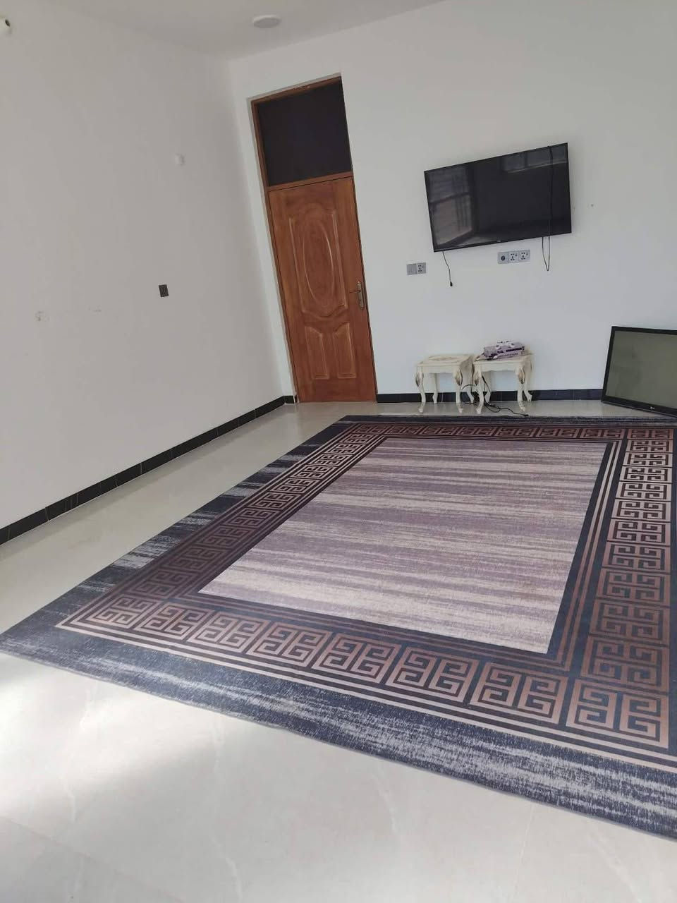 🏠 بيت للبيع في منطقة العامري
📍 الموقع: العامري - مجمع الصحة  
📐 المساحة: 200 متر  
🛣️ شارع عرض 15 متر

▪️ طابق واحد  
▪️ غرفتين نوم  
▪️ هول داخلي + استقبال  
▪️ مطبخ حار وبارد ويا كاونتر  
▪️ حمام داخلي وحمام خارجي  

✅ البيت مرتب ومناسب للسكن

📞 للاستفسار ***********

