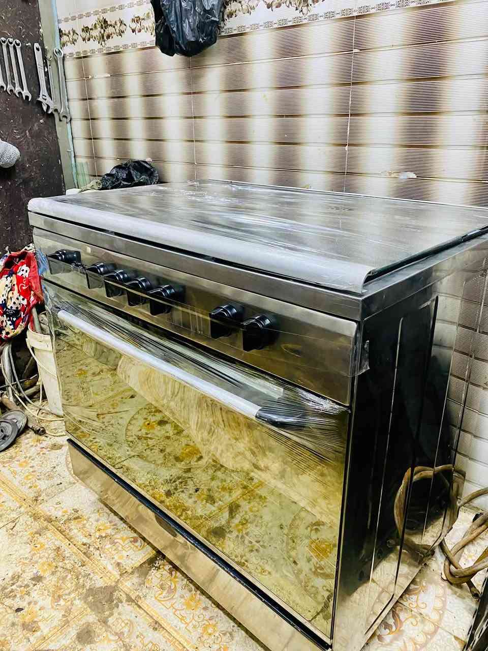 السلام عليكم
طباخ فريش مصري باله نضيف كلش شغال كامل خمس عيون وفرن سعره 250 وبي مجال بسيط 

***********
