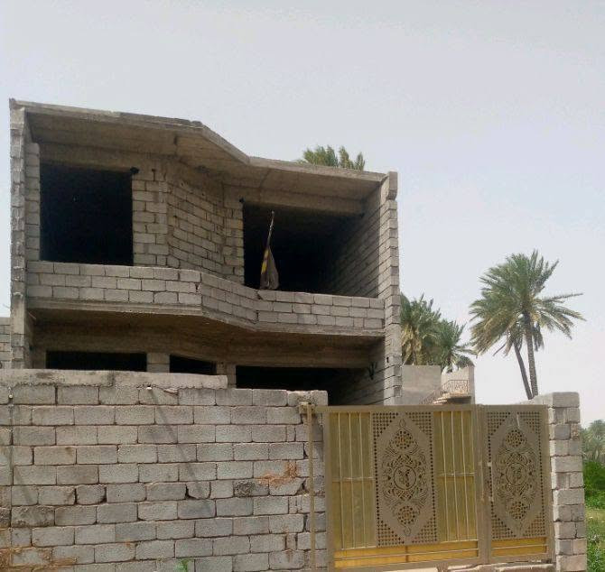 السلام عليكم (هيكل للبيع )
***********
المساحة ١٧٠ متر
واجهة ٧.٥
النزال ٢٣
حديقة وكراج سيارة 
مطبخ واستقبال
صالة
غرفتين 
حمام وصحيات بالطابق الاول والثاني .

الطابق الثاني 
غرفة وسطح 

تأسيس ماء ومجاري وكهرباء كاملة .
***********
بعقوبة - شفته .
