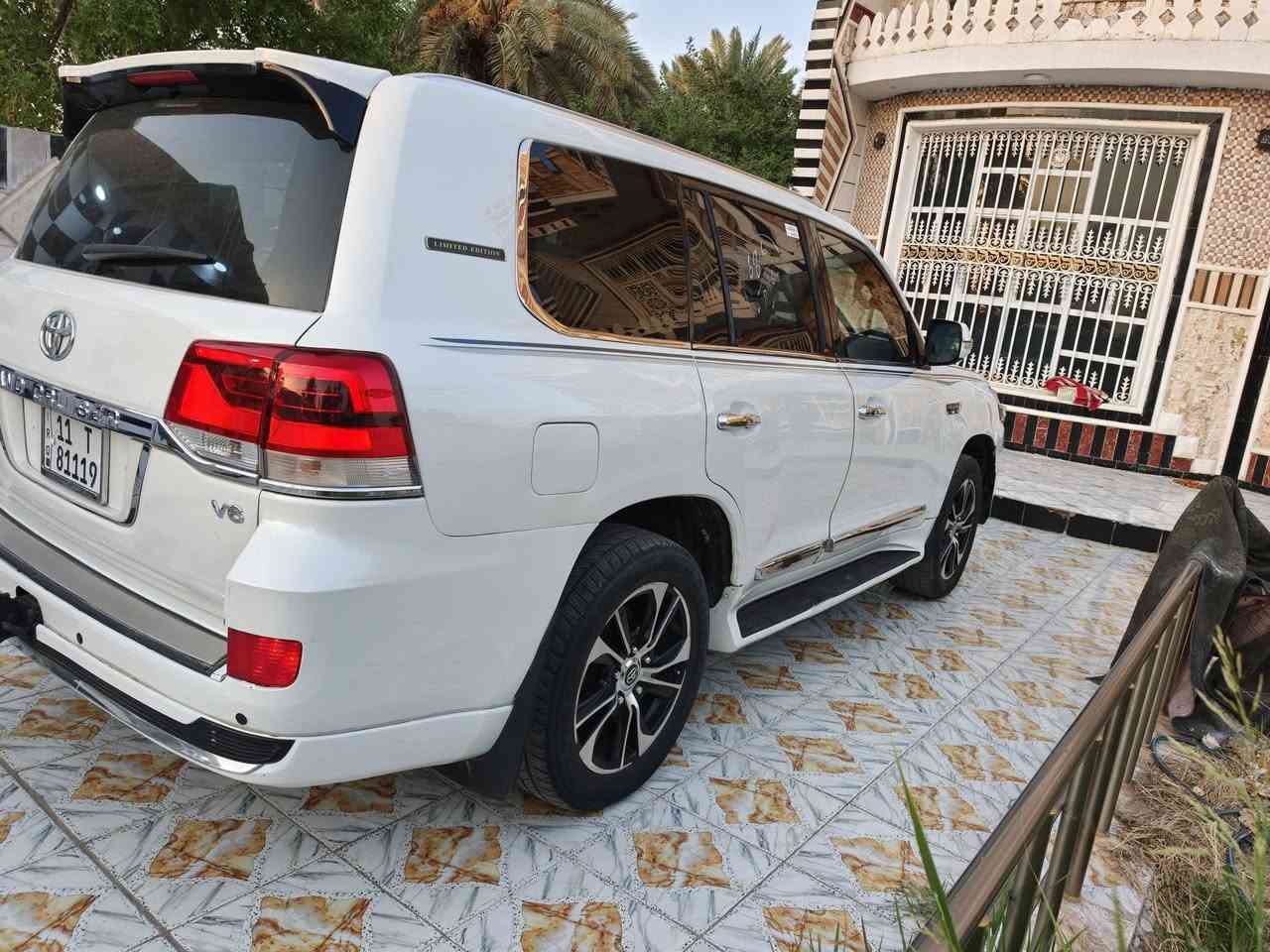 لاندكروزر موديل 2008 محدثه 2021 داخل او خارج فول موصفات  سياره جديده وجاهزه من كل شيء 
حادث جاملغ خلفي او مصبوغه عام صبغ او تحديث درجه اوله رقم بغداد تحويل مكينه كير حداديه تخم تاير تبريد كله جاهز السعر228هاتف***********
