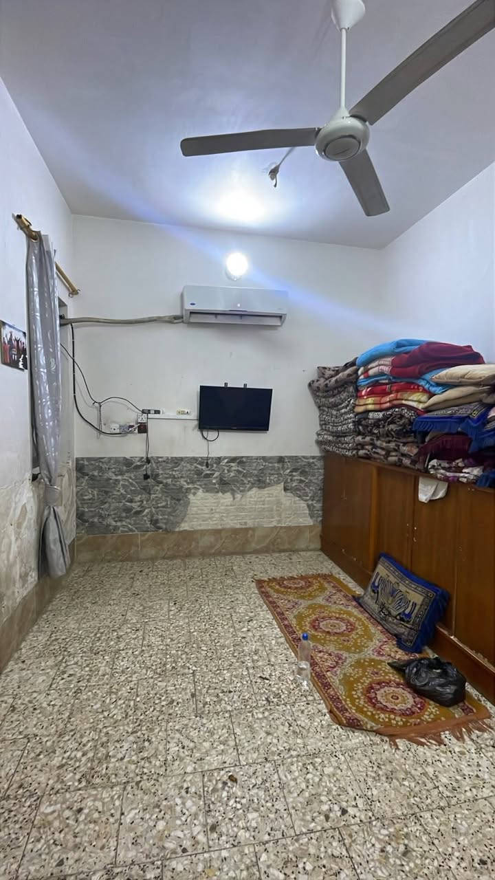 سلام عليكم اني مكلف بنشر
 بيت ١٠٠ قابقين مربعة يحتوي على أربع غرف نوم استقبال ومطبخ  وصالتين و٣ حمامات البيت صب كونكريت بناء جمهوري بشارع جامعه الكفيل قريب على مدرسة الوردية وهاذه رقم صاحب البيت 
***********
