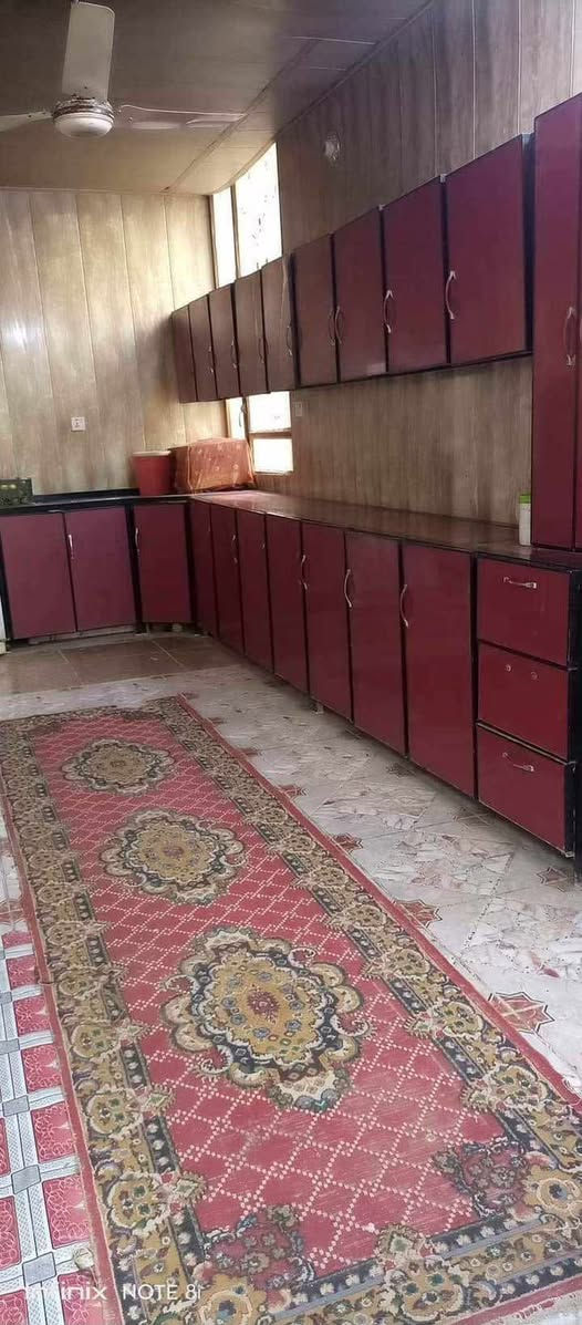 السلام عليكم بيت للبيع القريه النفطيه حي الصدرين المساحه 300 متر بيت مرتب ونضيف وبي خطين ماء 
السعر 75 وقابل لتفاوض 
للاتصال ***********
