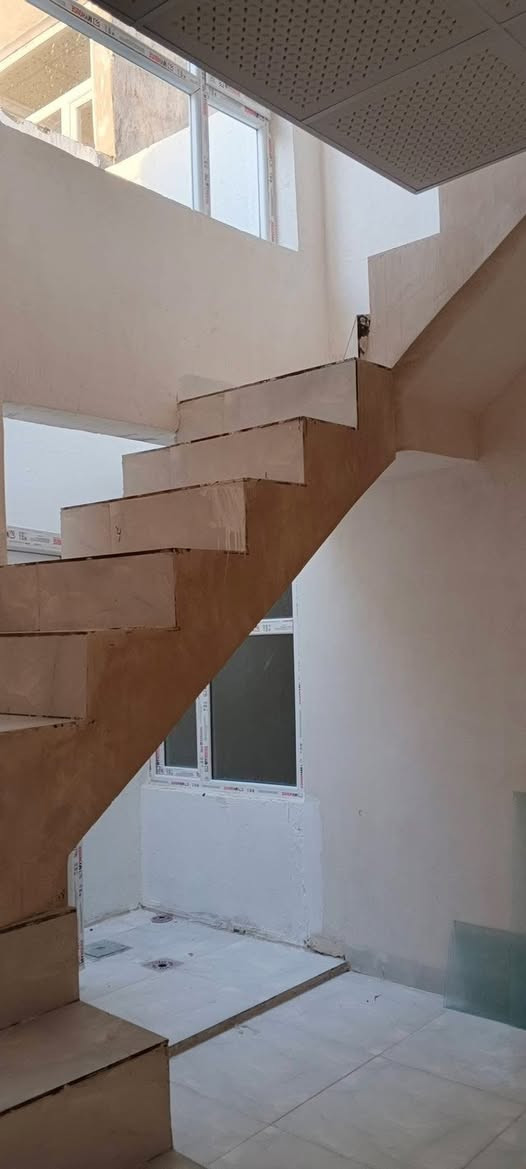 دار للبيع طابق واحد درج داخلي بيتونه بيت فول مواصفات حي العسكري بلدية قرب اسواق المرهون السعر ٤٢ وبي مجال للاستفسار ***********
