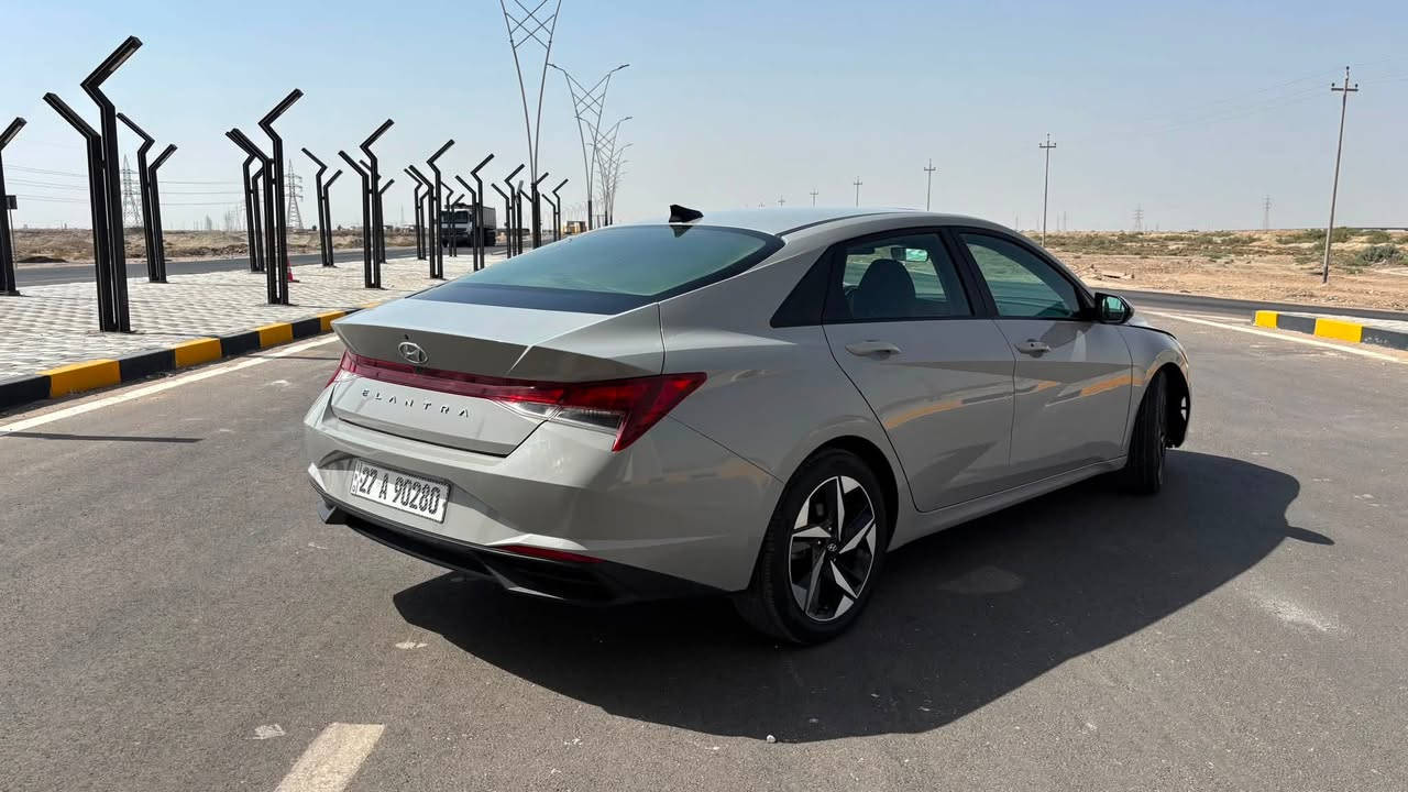 🚘 للبيع او مراوس بأوباما او جارجر –  هيونداي إلنترا 2023 وارد أمريكي فول مواصفات للاخير فقط كشنات مخمل ضررها داخل الصور ضررها حلو كلش خشم البنيد
لون اسمنتي مميز 🩶
 ‭ 
✅ موديل 2023
✅ محرك 2.0 لتر DOHC (147 حصان)
✅ دفع أمامي (FWD)
✅ فتحة سقف كهربائية
✅ أوضاع قيادة: Smart / Sport / Manual
✅ القيادة الذاتية (مساعد القيادة)
✅ نظام الحفاظ على المسار (Lane Keeping Assist)
✅ نظام التحذير من التصادم الأمامي (FCA)
✅ نظام الكبح التلقائي عند اكتشاف عائق (AEB)
✅ مثبت سرعة
✅ كاميرا خلفية
✅ حساسات توقف
✅ شاشة لمس
✅ Apple CarPlay
✅ إضاءة محيطية
✅ نظام الترحيب (Welcome System)
✅ تشغيل بالبصمة (Push Start)
✅ دخول ذكي بدون مفتاح (Smart Key)
✅ ويل كب قياس 17
✅ تخم تايرات جديد

وهواي بيها مواصفات حلوه مامذكوره ولحد يقارنها بوحده مابيها مواصفات هاي سياره فول عدا الكشنات مخمل فقط
رقم ذي قار معوقين السنه الجايه يتحول 
اسويلك وكاله عامه 
 
📍 السيارة نظيفة وجاهزة للاستخدام.

الممشى: (119الف) كم
 العنوان -الناصريه -سوق الشيوخ 
السعر اتصل او خاص 
📞 للاستفسار والمراسلة على الخاص. او علا الرقم
***********

‭***********‬
