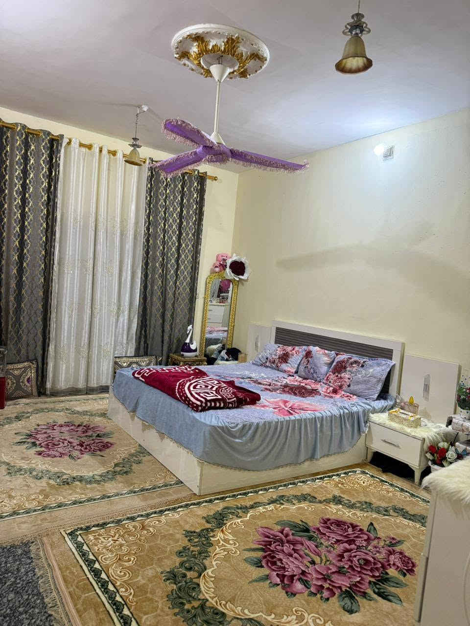 بيت للبيع مساحه 400 سند 25 يحتوي ع استقبال وهول وغرفتين ومطبخ حار وبارد وصحيات دخليه وخارجيه ويحتوي ع محل مكان البيت حله كريطعه مقابل سيطره الوزير
الاستفسار ***********

