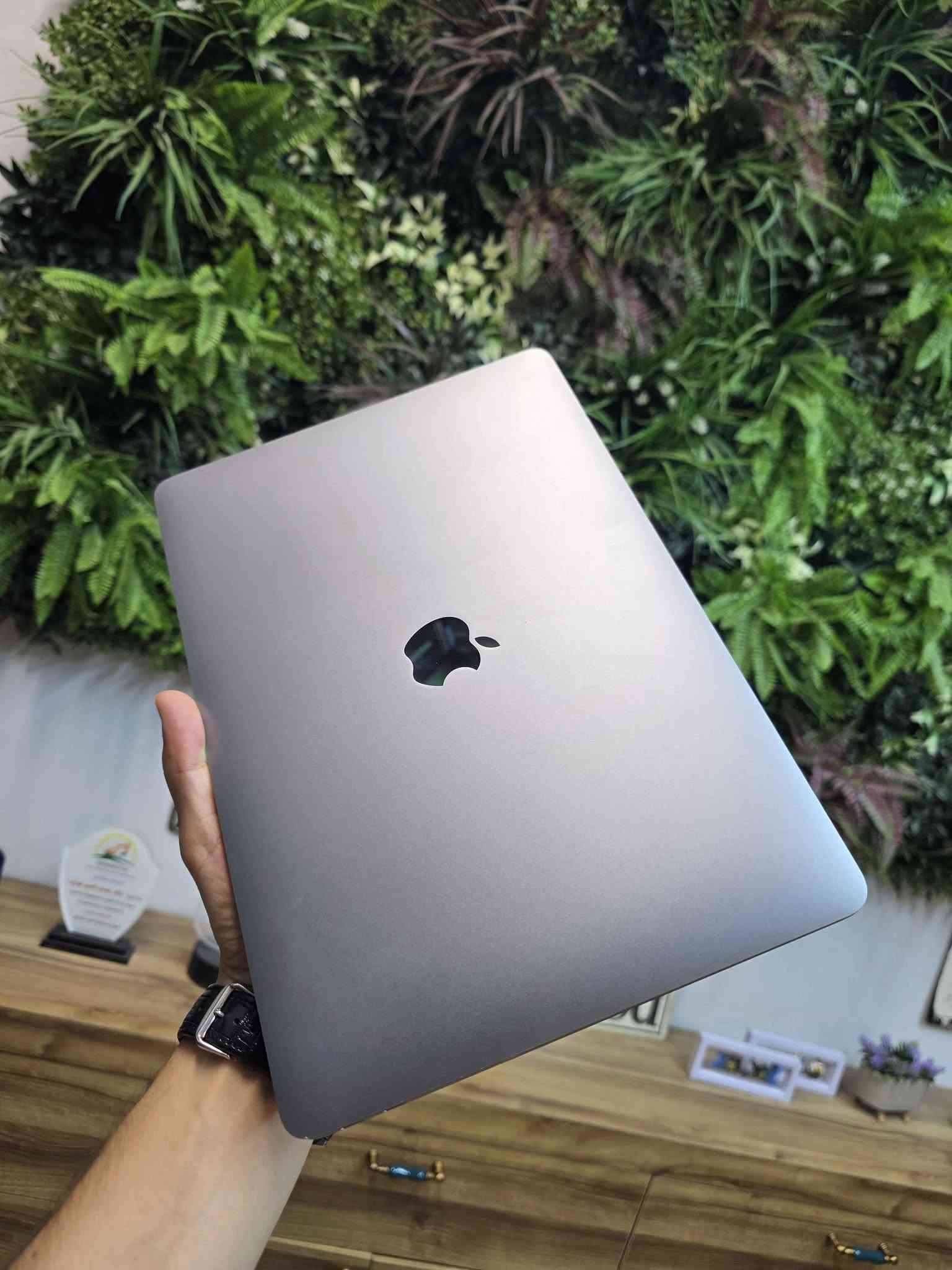 کوردی_ عربي
MacBook Air M1 (2020)

ڕام: 8GB DDR5
بیرگە: 256GB SSD
تەندروستی پاتری: 94% (زۆر خاوەن و کەم بەکارهاتوو)

لەگەڵ کارتۆن و شەحنکەرەوەی ئەسڵی خۆی (with box and original charger)

تێبینی: لاپتۆپەکە زۆر خاوێنە، بێ کێشەیە و هیچ شوخت یان لێدانێکی پێوە نییە. پاترییەکەی لە دۆخێکی نایابدایە.
 
عربي
 MacBook Air M1 (2020)
الرام: 8GB DDR5
الهارد (التخزين): 256GB SSD
صحة البطارية: 94% (ممتازة جداً واستخدام نظيف)

يجي مع الكارتون (العلبة) والشاحن الأصلي بالكامل.

الجهاز بنظافة الوكالة، بدون أي عيوب أو شخوط، والبطارية ممتازة وتطول بالشحن. متواجد في [أربيل/العراق].

Wareen for laptops 
Erbil sultan muzafar street
وەرین ستۆر بۆ لاپتۆپ هەولێر شەقامی سوڵتان مزەفەر 
محل ورين للابتوبات اربيل شارع سلطان مظفر أربيل, العراق
