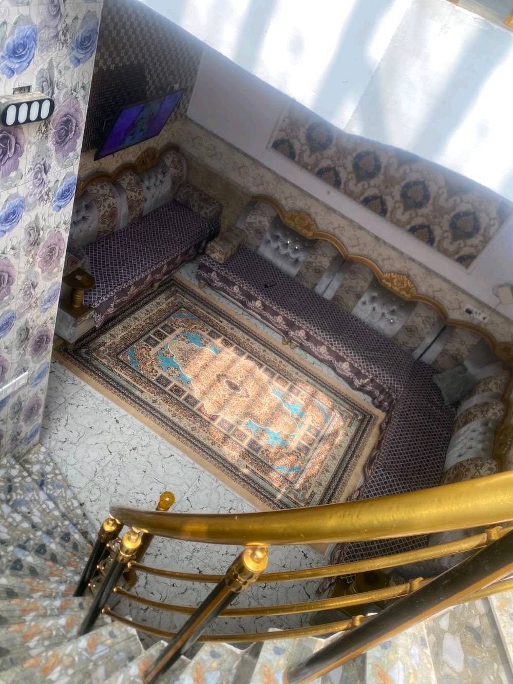 عنوان البيت بغداد الحسينية شارع ابو سمير منطقة 26 قرب حسينية داعي الله  البيت متكون من غرفتين وصاله واستقبال ومطبخ وحمام وطرمه  وطابق الثاني صاله وحمام وغرفه بس مو كامله هيكل