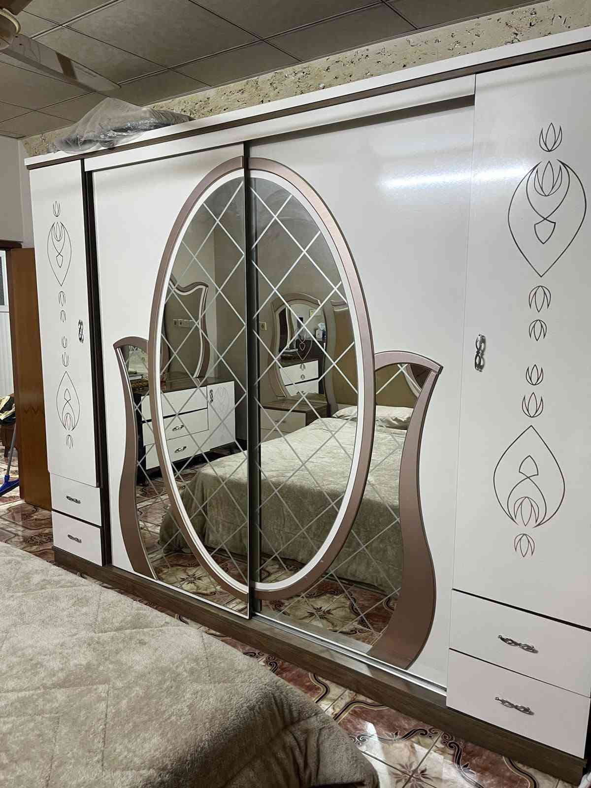 غرفه نوم تركي درجه ولى بالشرط النضافه سعر ٢٢٥ بيها مجال حي العسكري

نص مكتوب في الصور:
- كركوك حي العسكري