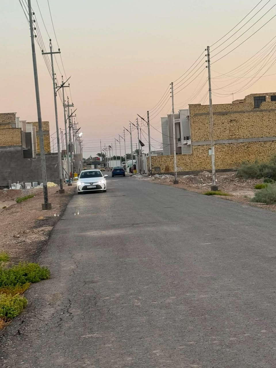 قطعه للبيع المساحه ٧٥٠متر الواجهه ٣٠ ألنزال ٢٥منطقه كامله الخدمات كهرباء تبليط أناره ليليه   طابو سند ٢٥ العنوان حي القصور قابله للتقسيم للأستفسار ***********
