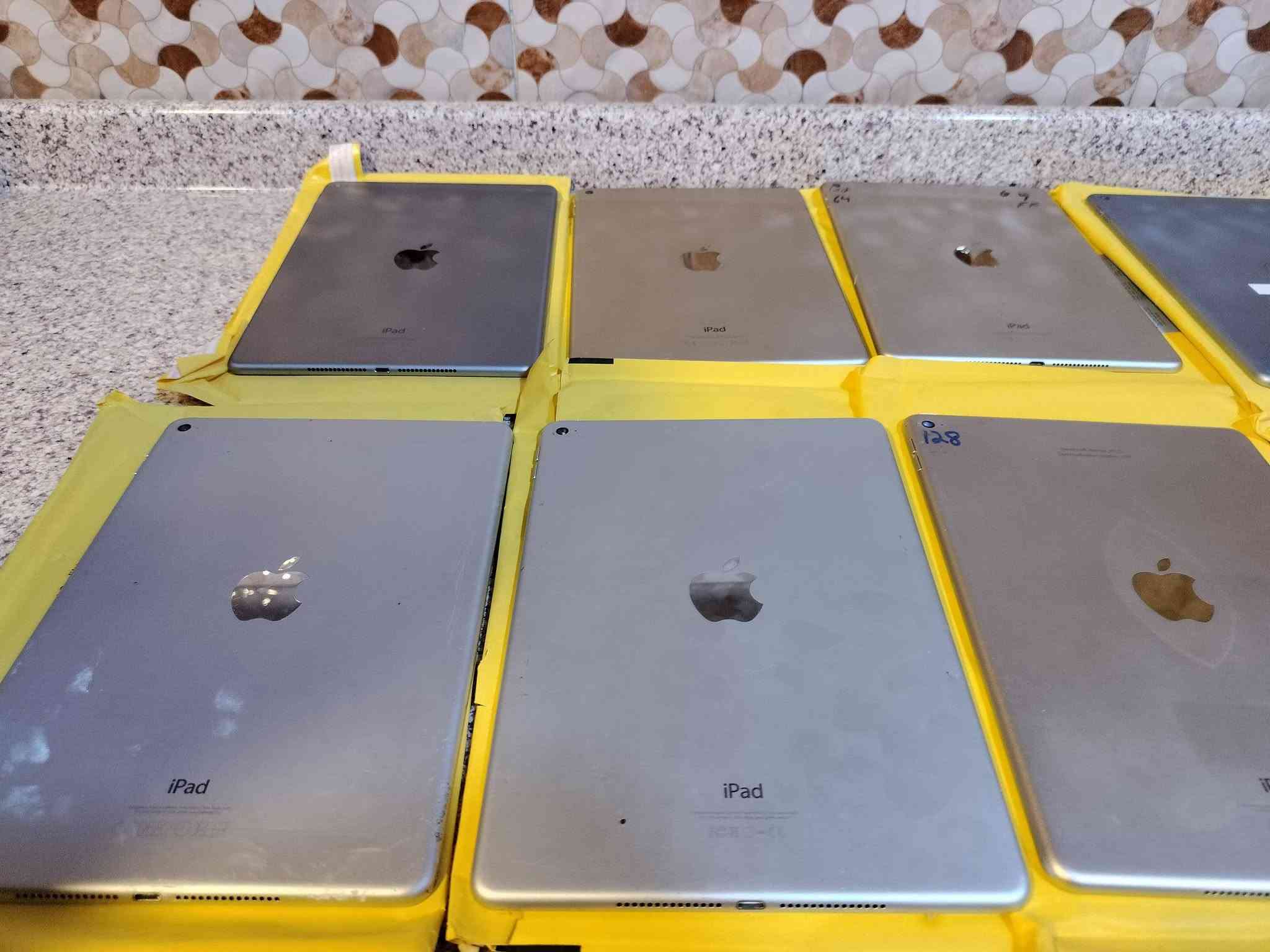 وصل 📲 ايباد اير 2 ومني 4 نضافه 100 كلش نضيف ياتلحك يا لا اسعار جوه السوك شرط . ***********
