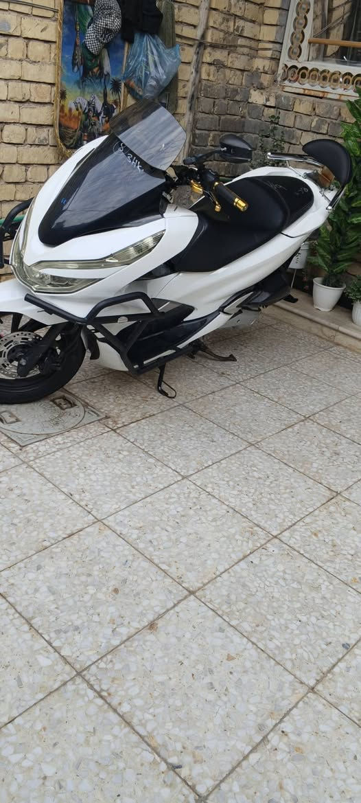 السلام عليكم 
دراجه للبيع  pcx (كوري) جيل ثالث 
موديل 2020 
معروفه مواصفات الجيل الثالث 
مكينه كفاله من فتحه البرغي 
الدراجه مكفوله من التاير للتاير 
السعر 13$ 
رقم الهاتف ***********
العنوان بغداد رئاسه العبيدي
