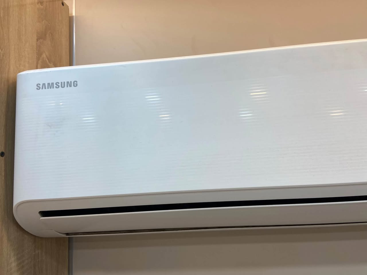 السلام عليكم
للبيع فقط .. سبلت 1.5 طن سامسونك انفيرتر الاصلي (Samsung) صنع في تايلند 
مستخدم نظيف جدا ، بلادي ( ما داخل تصليح ولا صيانة ) 
تحكم بالامبيرية + تبريد + تدفئة ( طن و نص ) مع مواصفة التحكم به عبر Wifi
سعر البيع 685 الف د ع 
المكان بغداد - زيونة 
الجادين بالشراء الاتصال : ***********
