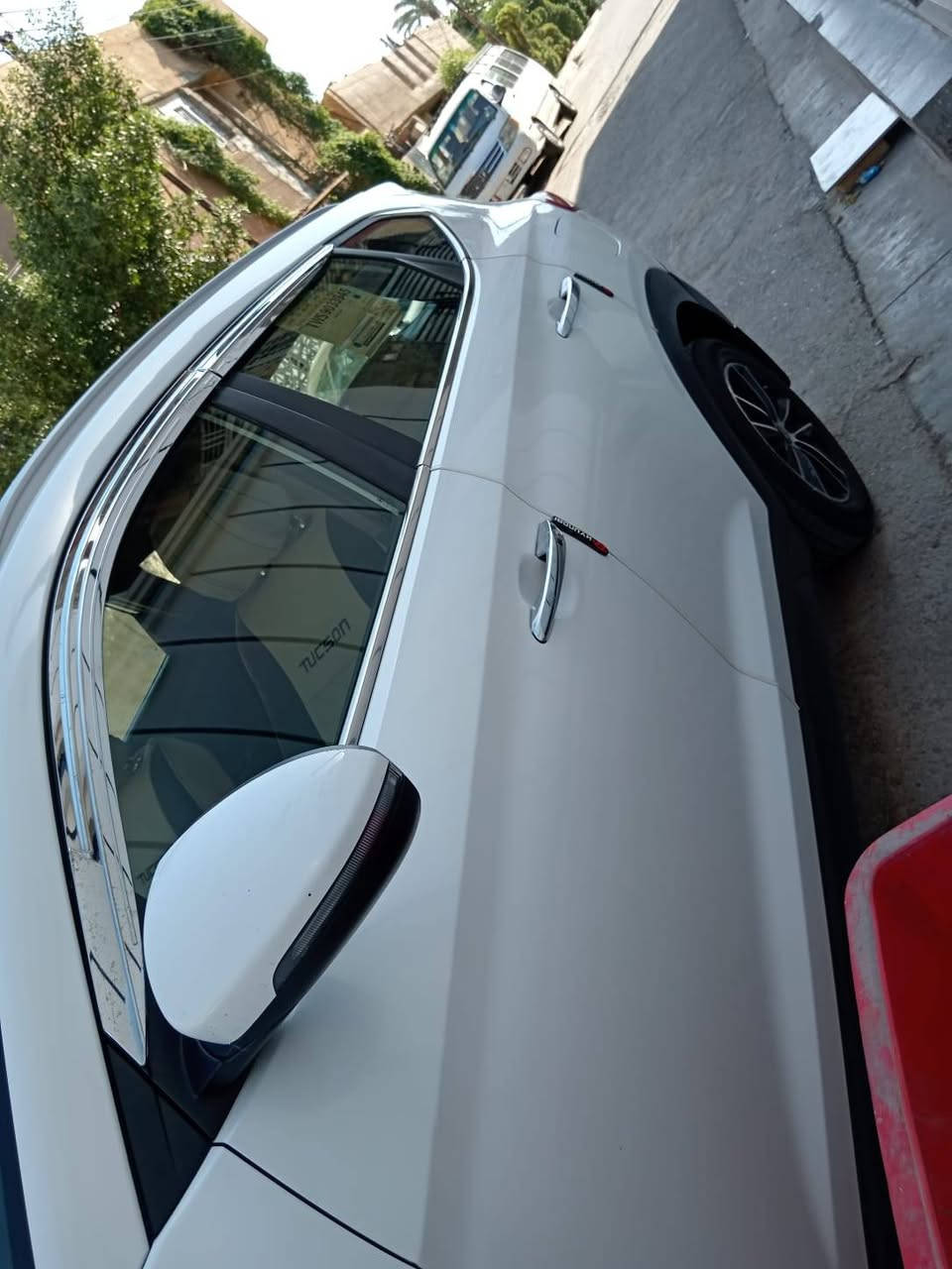 📣 توسان 2020 خليجي - لقطة للبيع السريع (بسعر حرق) 🚗💨
​المواصفات:
​الموديل: 2020
​المحرك: 2000 (نشاط واقتصاد)
​المنشأ: خليجي 🇮🇶
​الرقم: أربيل (رقم دولي + هزة جديدة، جاهزة للتحويل مباشرة)
​المميزات:
✅ بصمة تشغيل وأبواب
✅ شاشة كبيرة أصلية
✅ تبريد قطعتين (ثلج)
✅ مرايات شفط 
​حالة السيارة:
​السيارة حلوة وجاهزة وما تحتاج أي مصروف (شغل واطلع).
​البنيد مصبوغ فقط وباقي السيارة مكفولة كفالة عامة (كير، محرك، شاصي).
​السعر:
💰 165 ورقة (16,500$) 
​للتواصل والاستفسار:
📞 رقم الهاتف: ***********
📍 مكان التواجد: بغداد - جسر ديالى

