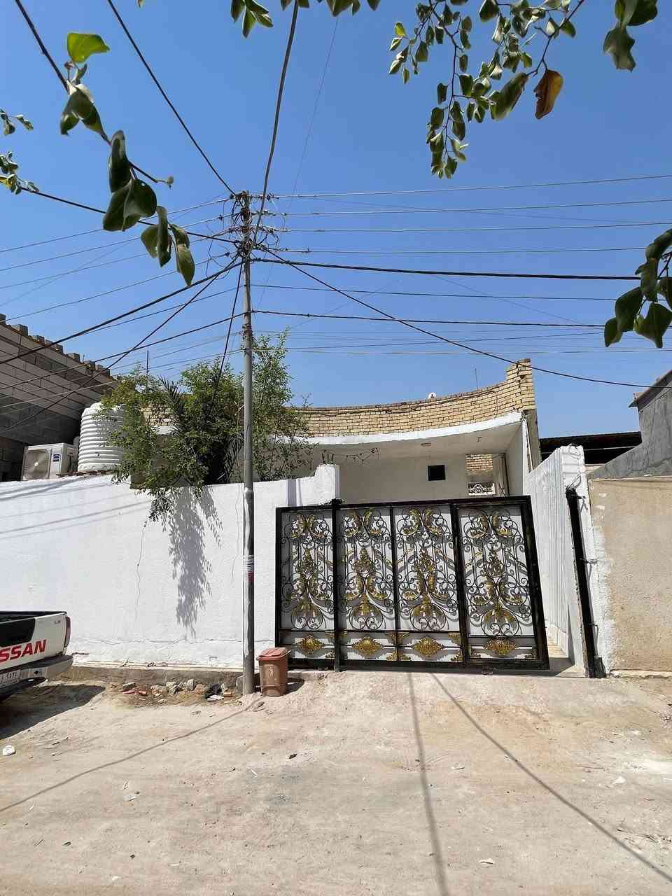 سلام عليكم منزل البيع  طابو زراعي سند 25 موقع الصالحيه شارع لواء قرب شارع ابو مهدي المهندس بمساحه 200 متر يحتوي البيت علئ 3 قرف نوم وصاله وستقبال  ومناور 2 ومطبخ وكراج صحيات 3  بناء طابوق بل كامل كونكريت درج خارجي بناء حديث  20 متر علئ شارع العام  رقم تواصل *********** سعر  160 $
