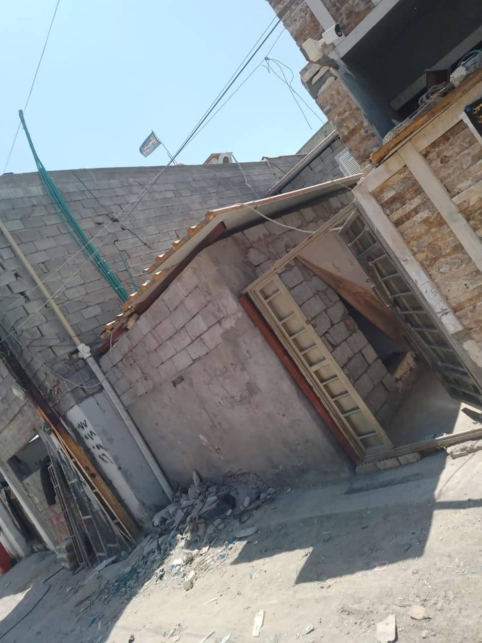 سلام عليكم ورحمه الله بيت طابو زراعي لبيع سند ٢٥ في منطقة الدورة ابو دشير مساحه ١٠٠متر كامل خدماته مي مجاري بسعر كاع سعر ٣٥ مليون وبيه مجال لشراي مستعجل على بيعنه لتواصل على رقم
‏‪***********‬‏

