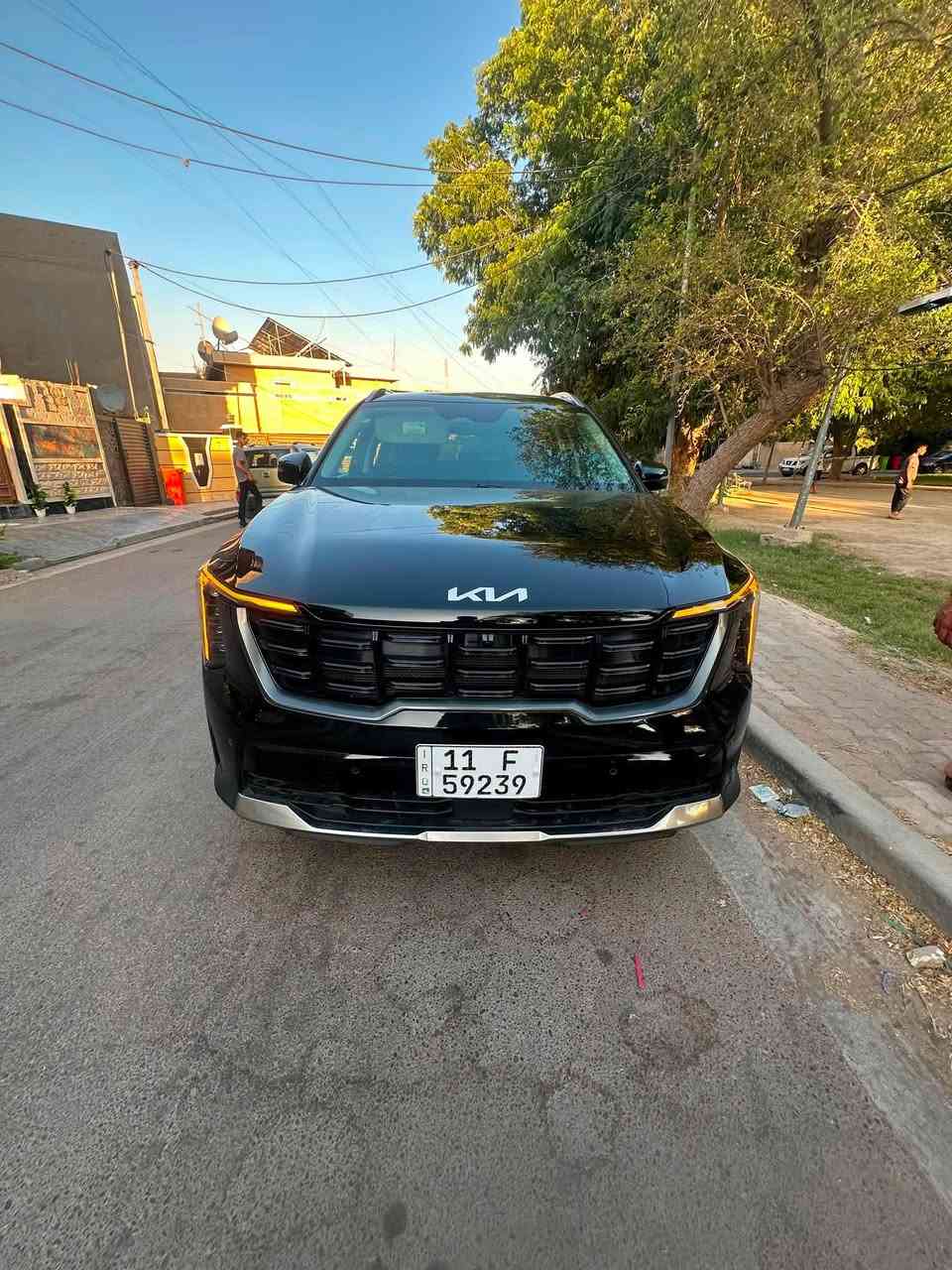 موضح بالصوره سورنتو 24
2500 تنفس طبيعي رقم بغداد 
السعر : 235 ورقه وبيها مجال 
ماشيه : 44الف كيلو 
***********
المواصفات 
1 محرك 2500 تنفس طبيعي 
2بصمه أبواب وتشغيل عن بعد 
3كشنات جلد 
4شاشه كبيره لمس 
5حساسات امامي وخلفي 
6اوتو هولد 
7 اوتو ستوب 
8    4انضمم قياده
9 رادار امامي مانع تصادم 
10 رادارات جانبيه 
وبعد مواصفات هواي
