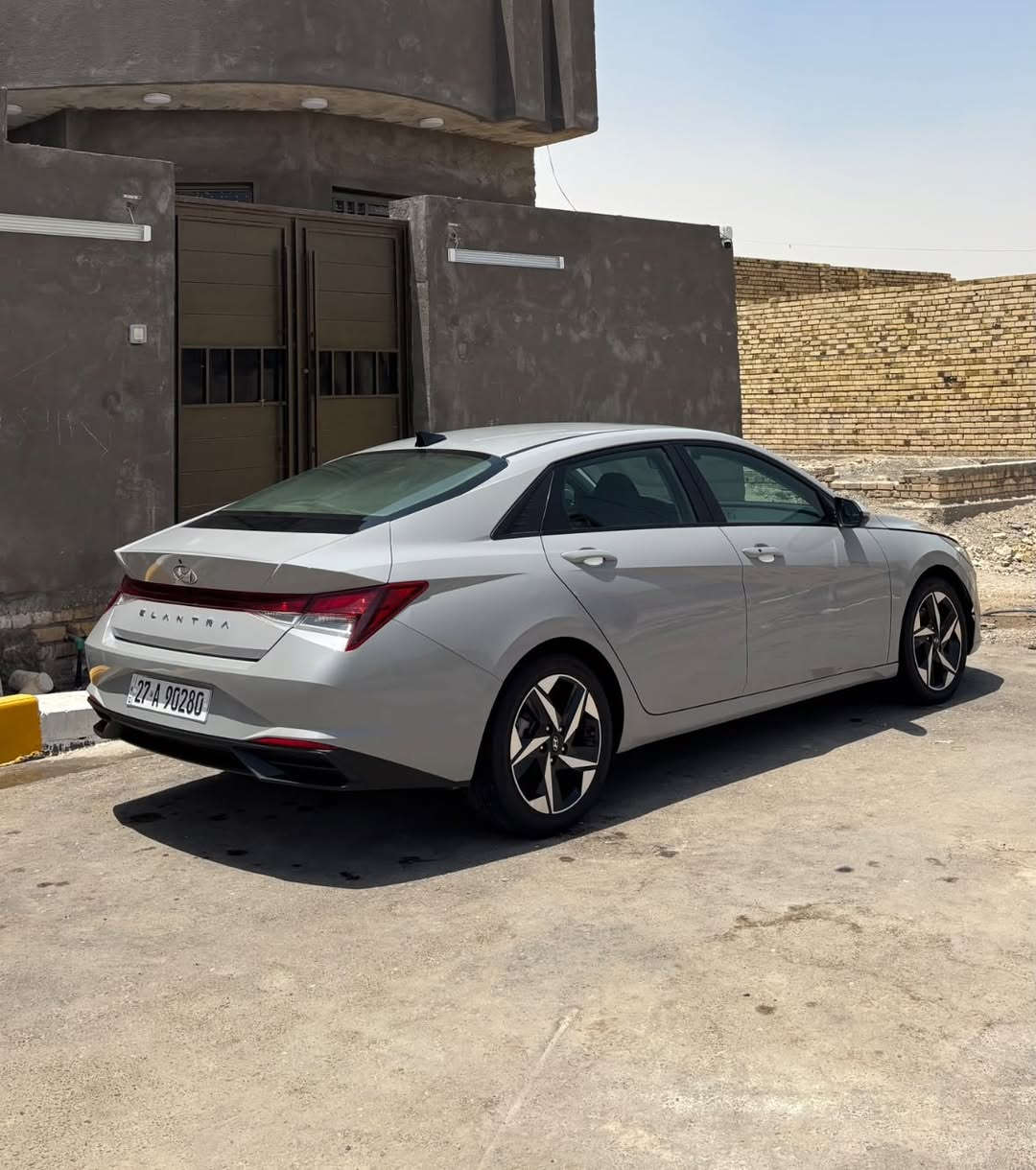 🚘 للبيع او مراوس بأوباما او جارجر –  هيونداي إلنترا 2023 وارد أمريكي فول مواصفات للاخير فقط كشنات مخمل ضررها داخل الصور ضررها حلو كلش خشم البنيد
لون اسمنتي مميز 🩶
 ‭ 
✅ موديل 2023
✅ محرك 2.0 لتر DOHC (147 حصان)
✅ دفع أمامي (FWD)
✅ فتحة سقف كهربائية
✅ أوضاع قيادة: Smart / Sport / Manual
✅ القيادة الذاتية (مساعد القيادة)
✅ نظام الحفاظ على المسار (Lane Keeping Assist)
✅ نظام التحذير من التصادم الأمامي (FCA)
✅ نظام الكبح التلقائي عند اكتشاف عائق (AEB)
✅ مثبت سرعة
✅ كاميرا خلفية
✅ حساسات توقف
✅ شاشة لمس
✅ Apple CarPlay
✅ إضاءة محيطية
✅ نظام الترحيب (Welcome System)
✅ تشغيل بالبصمة (Push Start)
✅ دخول ذكي بدون مفتاح (Smart Key)
✅ ويل كب قياس 17
✅ تخم تايرات جديد

وهواي بيها مواصفات حلوه مامذكوره ولحد يقارنها بوحده مابيها مواصفات هاي سياره فول عدا الكشنات مخمل فقط
رقم ذي قار معوقين السنه الجايه يتحول 
اسويلك وكاله عامه 
 
📍 السيارة نظيفة وجاهزة للاستخدام.

الممشى: (119الف) كم
 العنوان -الناصريه -سوق الشيوخ 
السعر اتصل او خاص 
📞 للاستفسار والمراسلة على الخاص. او علا الرقم
***********

‭***********‬
