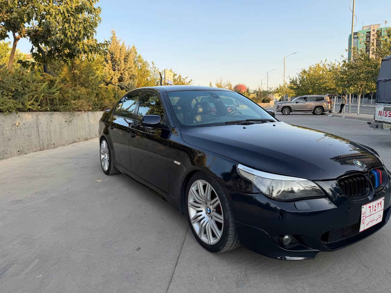 BMW E60 5 searis 2004 ساخ ساخ
سڵاوتان لێبێت 
مۆدێل ٢٠٠٤ ٢٨ نۆزل کورت
بەس سلایت و بەسمە نیە
هەموو گیانی بەشەرت
گێر و مەکینە بە شەرت
یەک قرچی پێشی هەیە شایەنی باس نیە
کۆدی بۆ کراوەو بە ناوی خۆمانەوەیە
تەبیرد بەس عازی ئەویت
Body kit 
موسو براو و  محەوەر بە شەرت
لە سلێمانیە سەیارەک
گۆرینەوەمان نیە
٧٣ گەلاو معامەلە
*********** السليمانية, العراق
