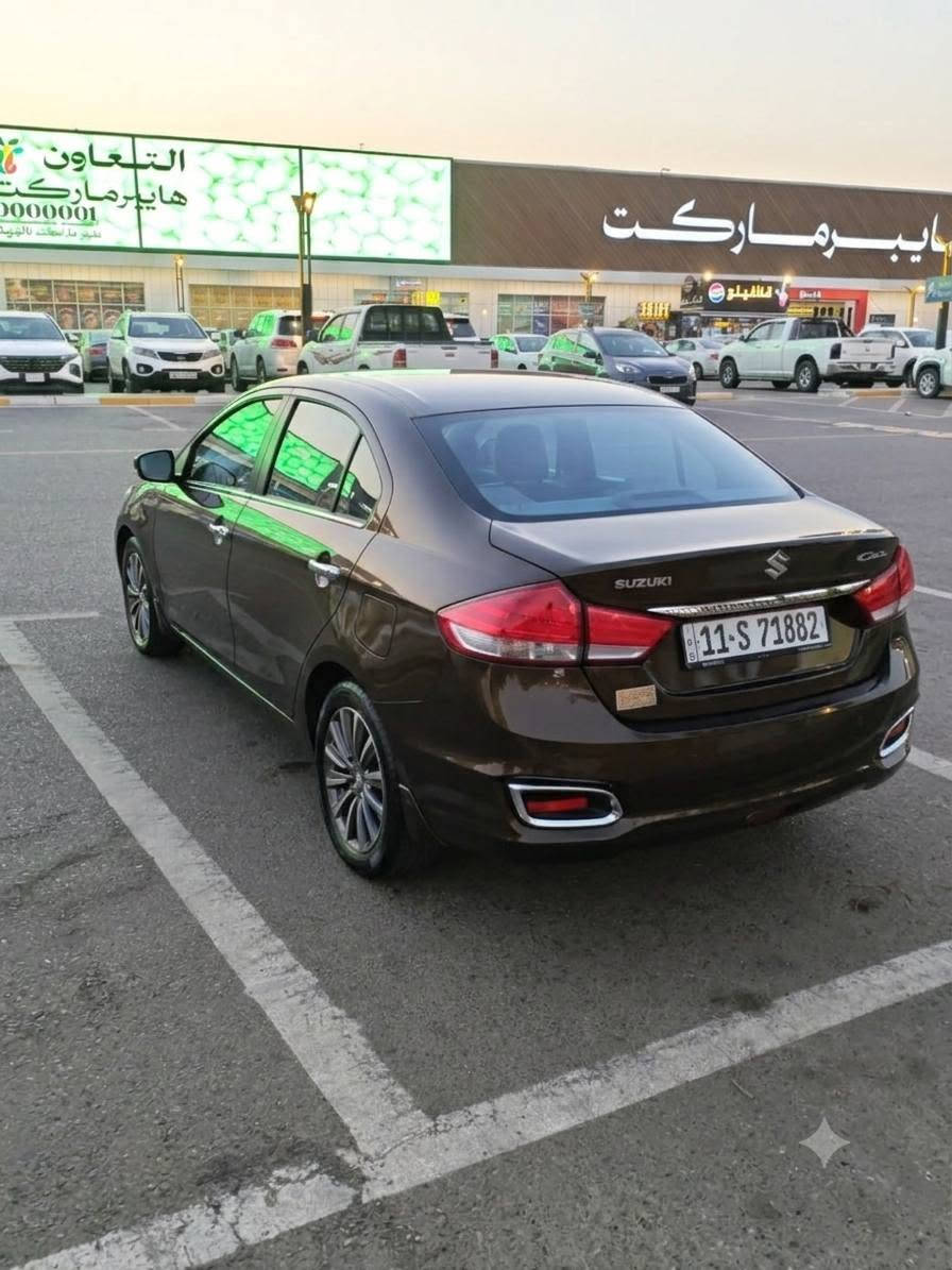 تم تنزيل السعر ### 📌 إعلان بيع سيارة
نوع السيارة: سوزوكي سياز (Suzuki Ciaz)
الموديل: 2023
المسافة المقطوعة: 74 ألف كم
الحالة العامة: السيارة نظيفة جداً وبحالة الممتازة (استلام شركة)، لا تحتاج أي مصاريف أو نقص.
💡 تفاصيل الحجز والأقساط:
 * عليها إشارة حجز لمدة سنتين ونصف.
 * صاحب السيارة يتكفل بدفع الأقساط السنوية بالكامل (السيارة باسمه والتعهد قانوني).
💰 السعر المطلوب:105 ورقة (10500$) — *وبيه مجال للشراي الجاد*.
📞 للاتصال والاستفسار: ***********

