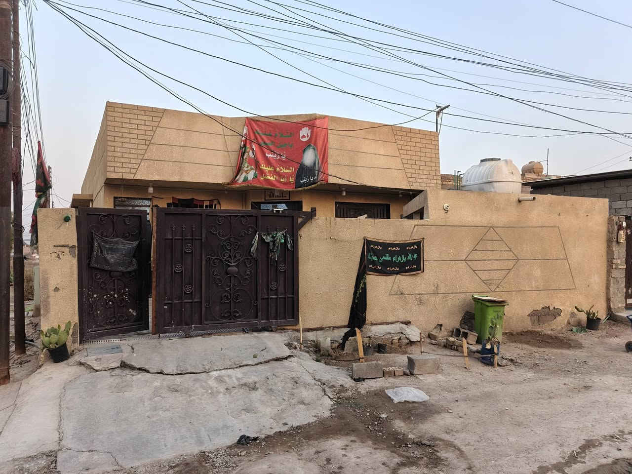 السلام عليكم بيت زراعي 230 متر ركن مربع قريب ع شارع العام مال لامانه مقابيل الطابو صرف لارضيه كاشي والجدران سيرامك 3 غرف وستقابل مطبخ مجمع صحيات خارجي وداخلي اي استفسار ع رقم تلفون ***********
