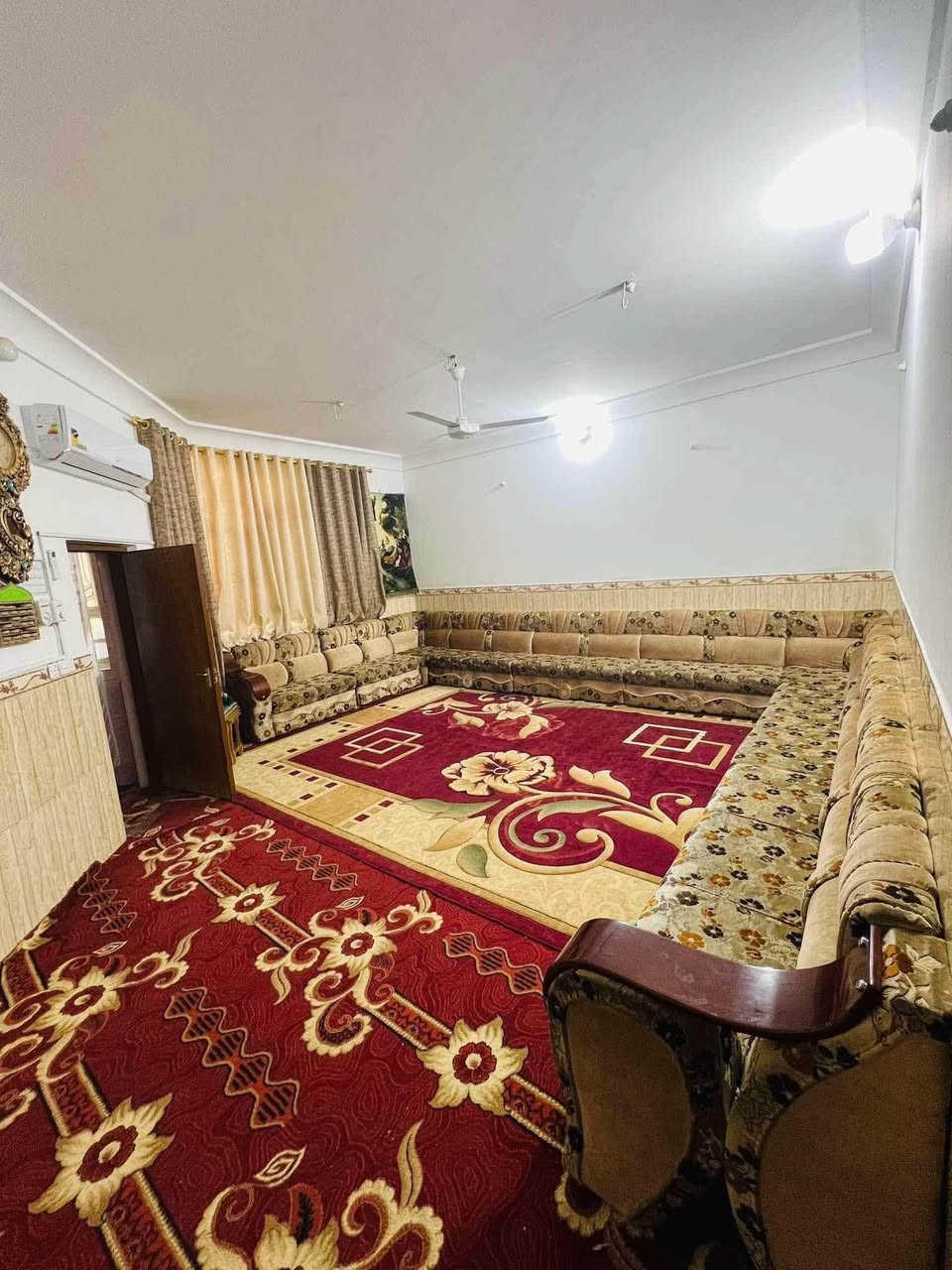 للبيع بيت في حي الفرات / النجف الأشرف / 250  مترــ 12.5×20 / طابقين/ شارع 10 متر / صب كونكريت 
الطابق الاول غرفتين وصاله وستقبال ومطبخ ومجاميع صحية 
الطابق الثاني مقسوم ثنين مشتملات واحد درج خارجي واحد ع البيت
للاستفسار ***********
