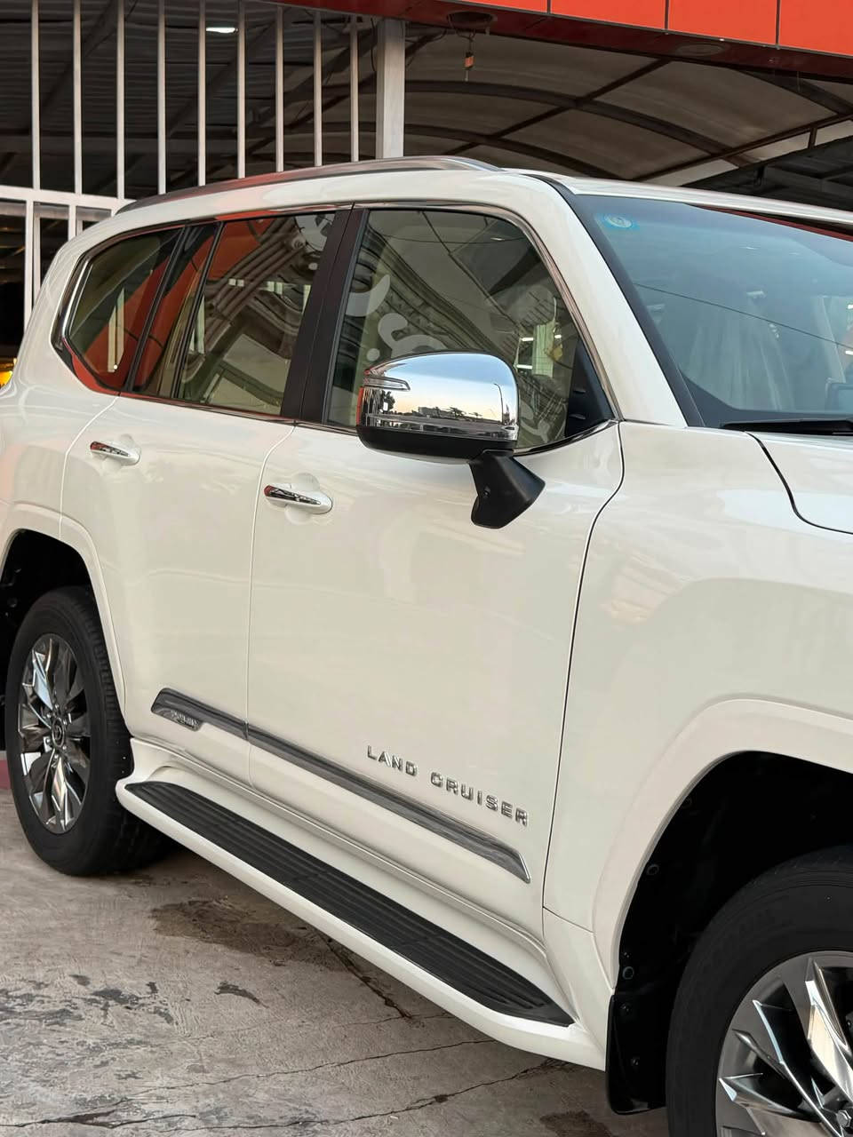 من معرض الاخوين توفر 
لاندكروز موديل 2023 limetd  VX

وكالة تويوتا عراق  ‏‎ضمان شركة SAS

9000 الف ماشي

‏‎سنة الصنع: 2023  VX Limited

‏‎ضمان شركة SAS

كل غراض بلادي موجود

5  كاميرا  +رادار

ماشييه  8  الف  كم 

‏‎المواصفات :

- محرك 6 سلندر تنفس طبيعي
٥ كاميرات

رادار  كامل

توقف زاتي

‏‎- فتحة سقف ( سلايد ) 

شاشة كبير
لايتات عدسة ٣ عدسات

-٣ شاشات 

- شاشات ترفيه خلفية

‏‎- مقاعد جلد 

‏‎- مقاعد كهربائية 
    

- ⁠تبريد وتدفئة امامي خلفي 

‏‎- بصمة الابواب 

‏‎- صندوق كهربائي

‏‎- مصابيح LED و زينون

-7 راكب 

-شحن واير ليس 

-حساس امامي خلفي 

مكفولة كفالة عامة 
عدا ملاحظة بسيطة

عنوان المعرض.📍.. بغداد - الوزيرية مقابل 
المجمع العلمي قرب قاعة الريان 
للاستفسار 
***********
***********
