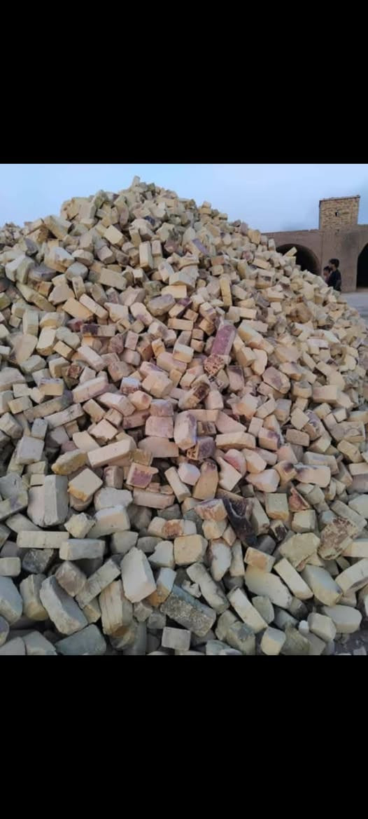 كسر للبيع  اغلبيته ثليثي وطابوك 

من يود الاتصال برقم ***********
او المراسله علواتساب,*********** عمارة, ميسان
