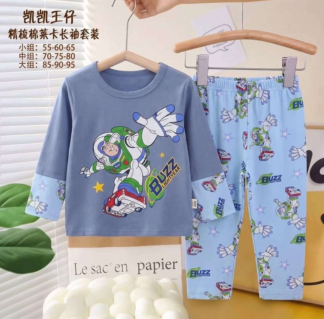 تراكات قطنية 
القياس (1-2-3) سنه

تخفيضات حتى 70% على الصيفي تصفيه نهايه الموسم 

#استوبري_بابل-_ملابس اطفال 🔥🔥🌝 متواجدين من الساعه ال ٩ صباحا الى الساعه 11 ليلا 💥💥
للحجز واتس اب ***********

التوصيل مركز الحله 2.000 اطراف بابل 4.000 كل المحافظات 5.000 

التكتوك https://www.tiktok.com/@astwberyقناتنا 

على التلگرام  https://t.me/+FmY1-MwH49RmNmUy 

صفحتنا على الانستگرام https://instagram.com/stowbry_babil?igshid=YmMyMTA2M2Y= 

كروبنا على الفيس بوك https://www.facebook.com/groups/620001228442913/?ref=share_group_link 

موقعنا على خرائط گوكل https://maps.app.goo.gl/Fn8LHREvEDZhgnTS8?g_st=it

العنوان حله.. شارع الجمعيه .. مجمع الجمعيه الطابق الاول مقابل  مطعم ماركو

نص مكتوب في الصور:
- 活力宝贝
- 莱卡韩版O袋印花长袖
- 小组：55-60-65
- 中组：70-75-80
- 大组：85-90-95
- 活力宝
- 4/4
- 莱卡韩版口袋印花长袖
- 1/4 活力宝 莱卡韩版口袋印花长袖 小组：55-60-65 中组：70-75-80 大组：85-90-95
- 活力宝贝 莱卡韩版口袋印花长袖 小组：55-60-65 中组：70-75-80 大组：85-90-95
- 美乐蒂 精梳棉莱卡长袖套装 小组: 55-60-65 中组: 70-75-80 大组: 85-90-95
- 凯凯王仔 精梳棉莱卡长袖套装 小组: 55-60-65 中组: 70-75-80 大组: 85-90-95
- 凯凯王仔
- 精梳棉莱卡长袖套装
- 凯凯王仔 精梳棉莱卡长袖套装 小组：55-60-65 中组：70-75-80 大组：85-90-95