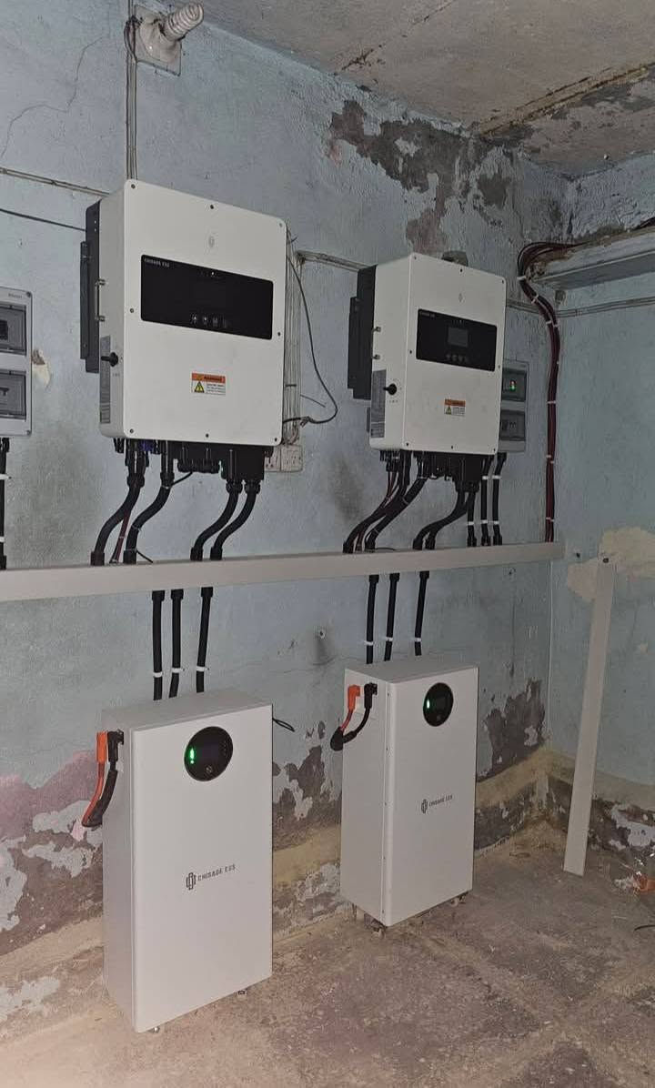 60 انبير نهاري مع 30 انبير ليلي 😎

تم تركيب منظومة طاقة شمسية متكاملة ⚡🔋
مواصفات المنظومة: 🔹 ألواح لونجي X10 — 650 واط
🔹 انفيرتر هايبرد IP65 — عدد 2
🔹 بطاريات شيساج — 16 كيلو عدد 2
🔹 تشغيل نهاري — 60 أمبير
🔹 تشغيل ليلي — 30 أمبير
🔹 مدة التشغيل — 4 ساعات بل تناوب مع الوطني 
شغل مرتب وتنفيذ احترافي، وبأعلى كفاءة واعتمادية ☀️⚡
المهندس محمد زياد
📞 ***********
📞 ***********
مكتب المهندس للطاقة الشمسية ☀️🔋
