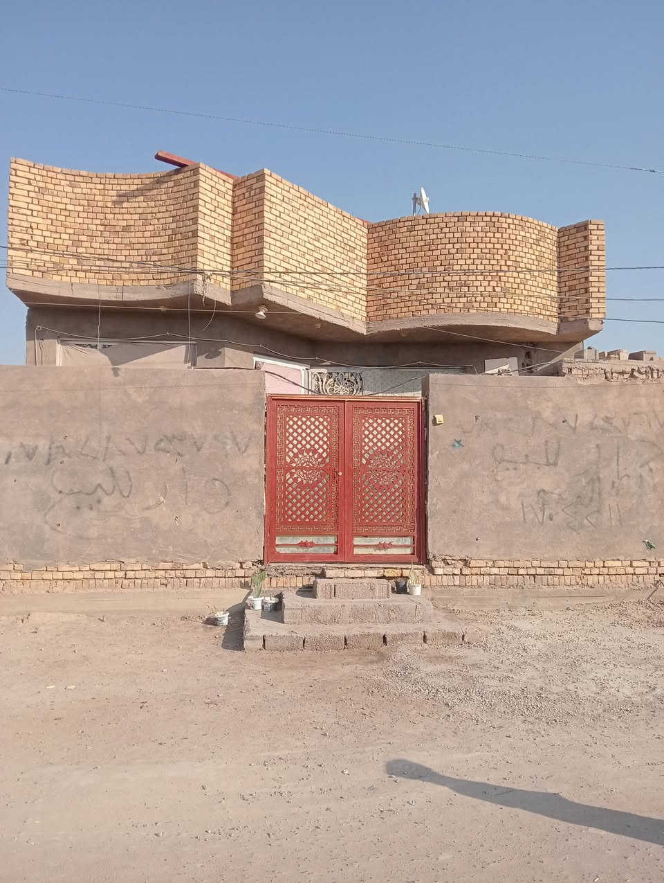 السلام عليكم اخوان بيت للبيع زراعي المساحه 200 من ضمن البيت قطعتين خدمات كامله منطقة البوعظم بين الجسرين الاستفسار على الرقم أو واتساب ***********
