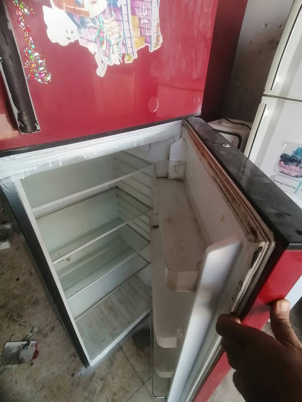 ثلاجه شركة البيلسان للبيع سعر 160 الف شرط التجميد وتثليج فوك والتحت ملحقات كامله حتى علب البيض ***********
