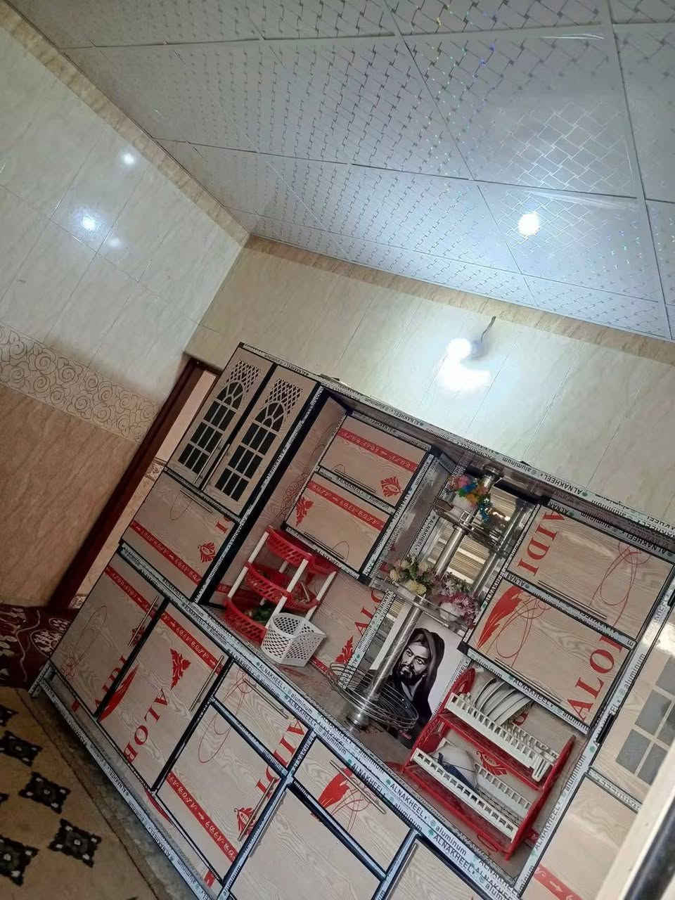 السلام عليكم بيت مساحة ١٠٠
واجهة ٩ ونزال ١٢
الطابق الارضي 
خطار ٦/٥
غرفة نوم ٤/٤
مطبخ ٢٧٠/٤
هول٦/٦
ترك١/٣
الطابق الثاني 
غرفة نوم ٤/٤
غرفة ٦/٥
مطبخ ٢/٢
حمام ٢/١٥٠
.......؟..........؟.......؟........
بيت كامل مكمل سند ٢٥
المكان جسر دياله القديم قرب مستشفى ابن زهر 
البيت الثالث عن باب المستشفى
***********
