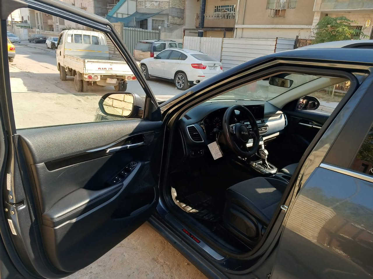 السلام عليكم كيا سيليتوز وارد امريكي للبيع فقط السياره فول ماعده الفتحه مرقم بغداد جاهزه تحويل ثاني يوم مكينه ٢٠٠٠ قطعتين تبريد جلد وتحكم ورادارات وتحديد مسار وانضمه قياده وكامره قطر وكامره دواره واشاير بل مري السياره حادثه بنيد وجاملغ بنيد ربعه مصبوغ ولجاملغ بارد بدون دواخل ايرباك دركه  مكان السياره بغداد حي المعلمين السعر ١٥٥ ورقه وبيهة مجال للاستفسار على الرقم ***********
